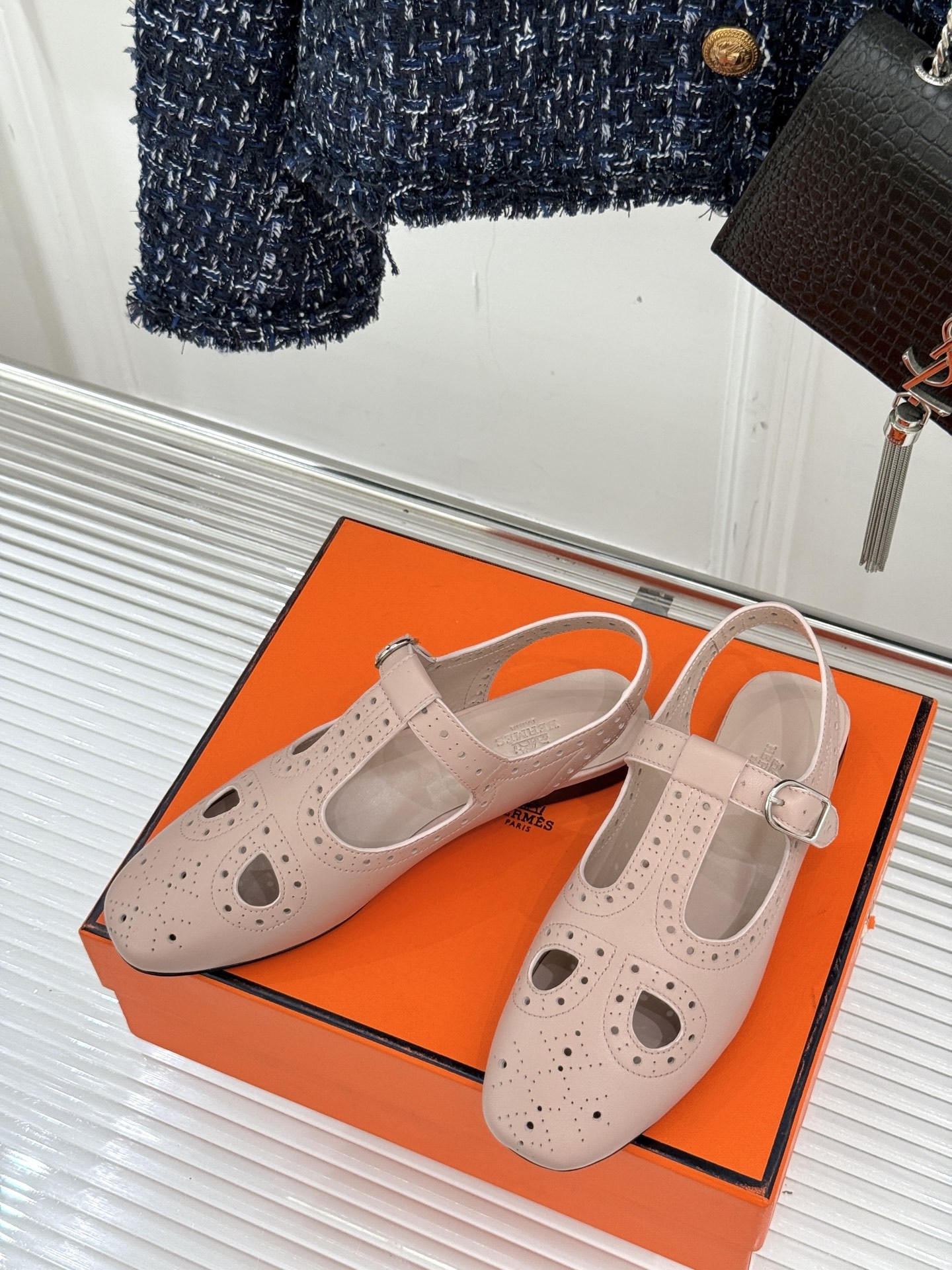 Hermès/爱马仕25WF新品镂空凉鞋
将精湛工艺与时尚美学完美融合
成为夏日里不可或缺的时尚单品。