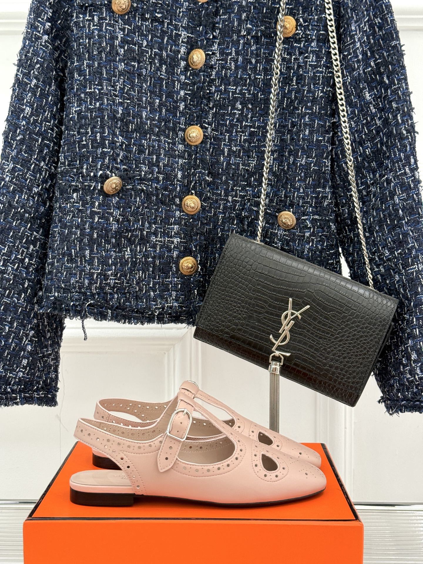 Hermès/爱马仕25WF新品镂空凉鞋
将精湛工艺与时尚美学完美融合
成为夏日里不可或缺的时尚单品。