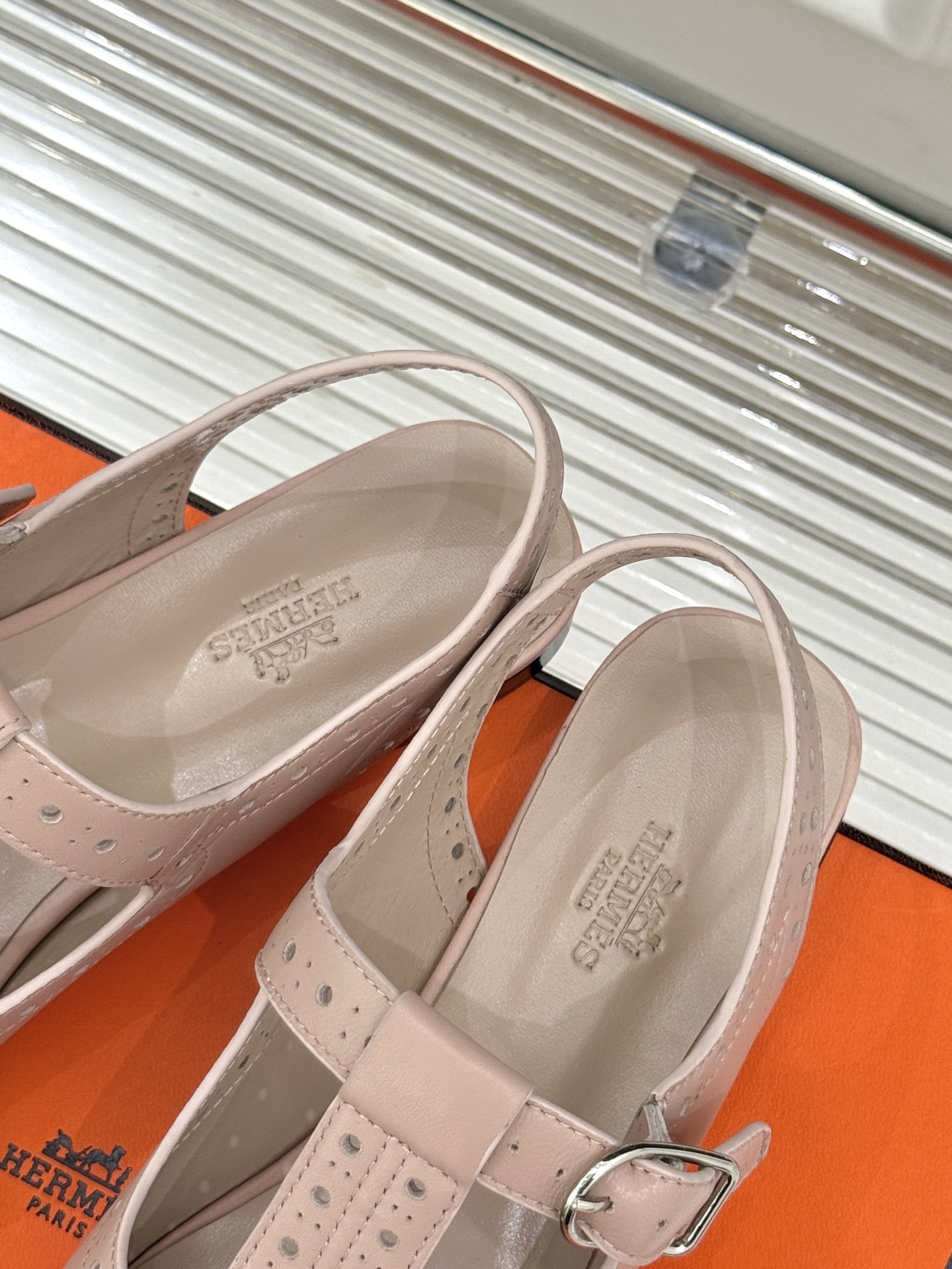Hermès/爱马仕25WF新品镂空凉鞋
将精湛工艺与时尚美学完美融合
成为夏日里不可或缺的时尚单品。
