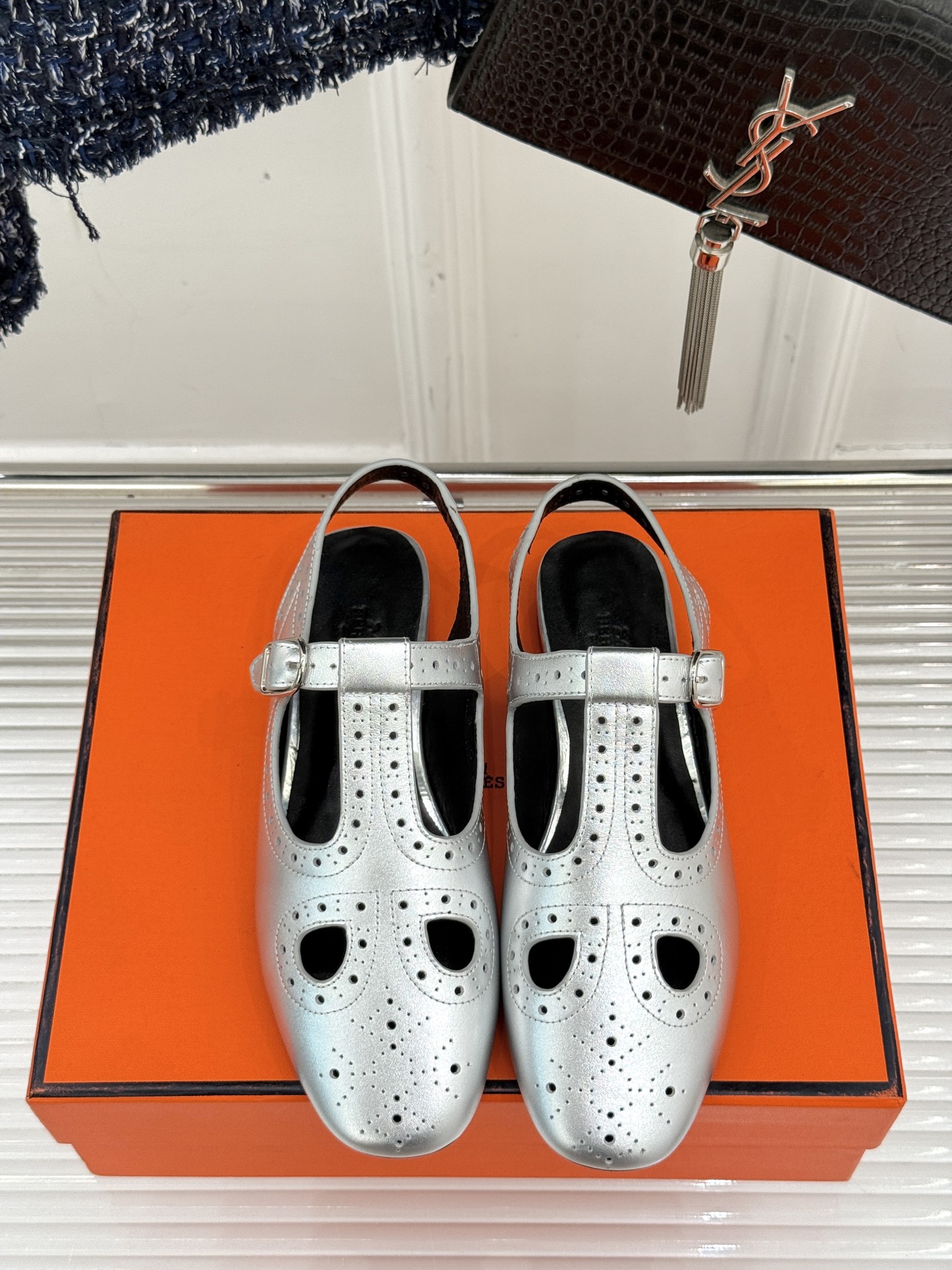 
Hermès/爱马仕25WF新品镂空凉鞋
将精湛工艺与时尚美学完美融合
成为夏日里不可或缺的时尚单品。