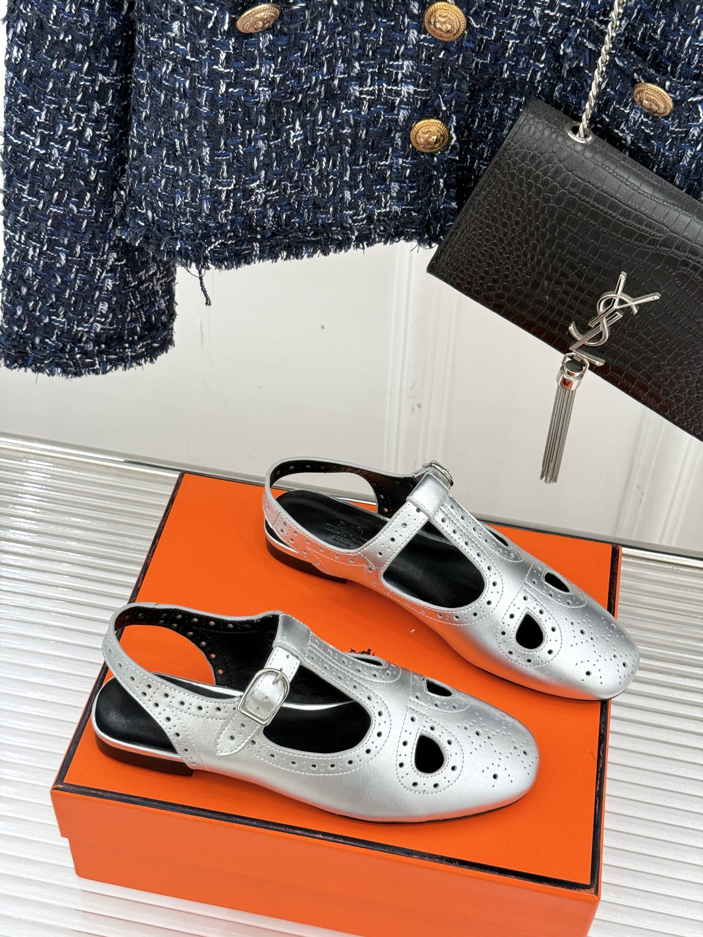 
Hermès/爱马仕25WF新品镂空凉鞋
将精湛工艺与时尚美学完美融合
成为夏日里不可或缺的时尚单品。