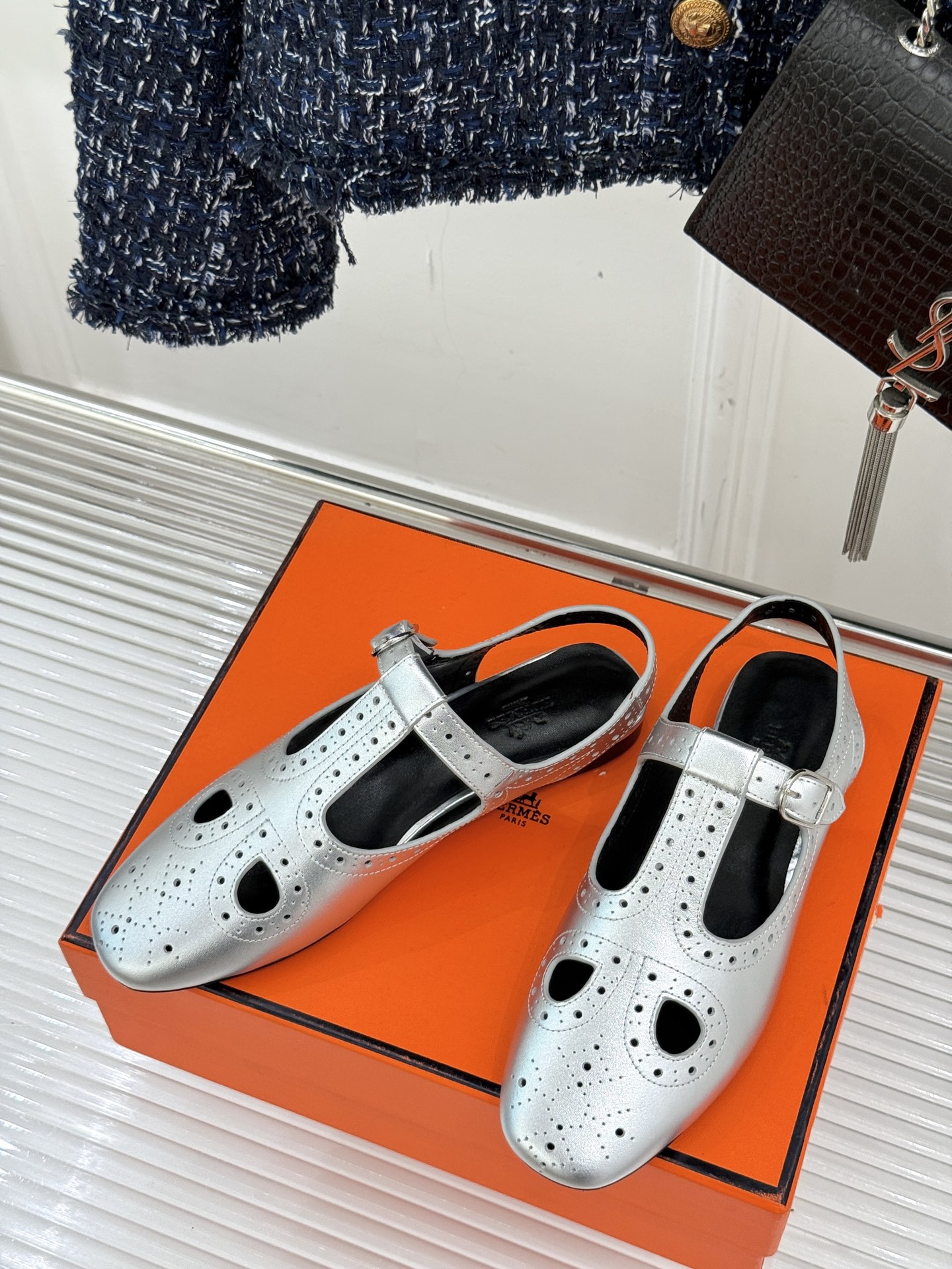
Hermès/爱马仕25WF新品镂空凉鞋
将精湛工艺与时尚美学完美融合
成为夏日里不可或缺的时尚单品。