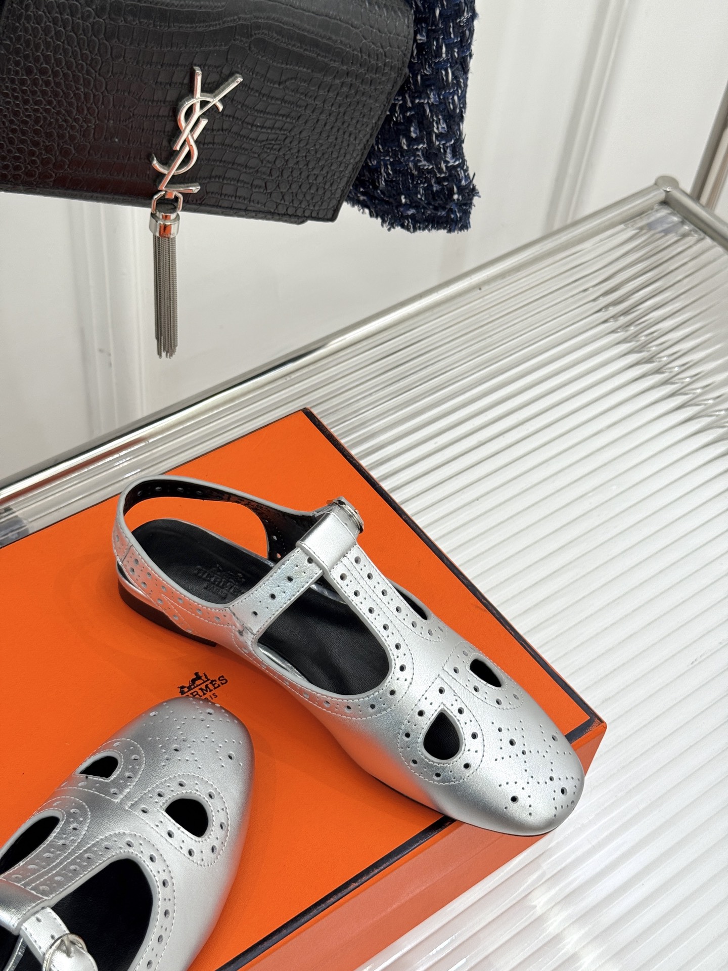 
Hermès/爱马仕25WF新品镂空凉鞋
将精湛工艺与时尚美学完美融合
成为夏日里不可或缺的时尚单品。
