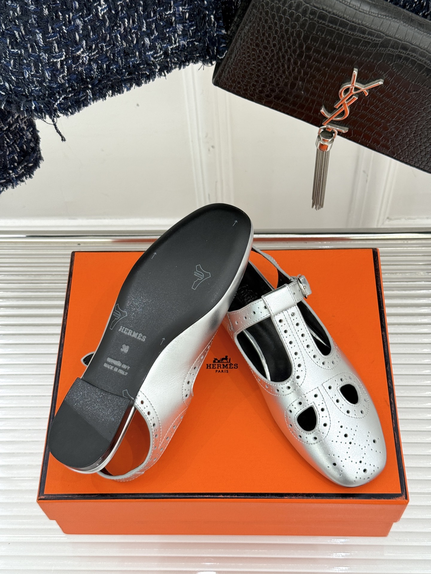 
Hermès/爱马仕25WF新品镂空凉鞋
将精湛工艺与时尚美学完美融合
成为夏日里不可或缺的时尚单品。