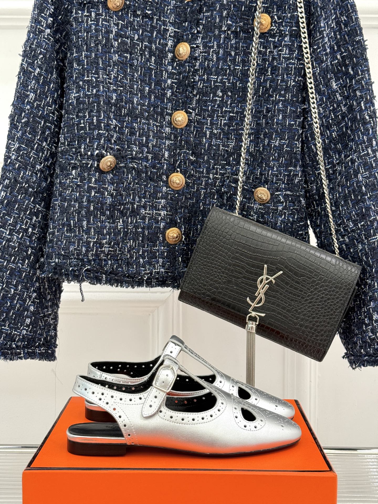 
Hermès/爱马仕25WF新品镂空凉鞋
将精湛工艺与时尚美学完美融合
成为夏日里不可或缺的时尚单品。