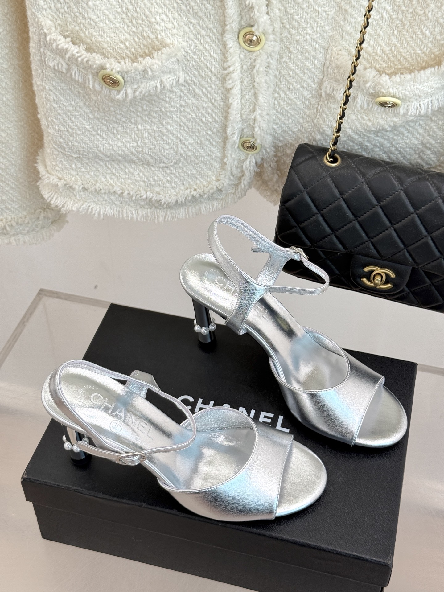 
CHANE* ｜小香25A春夏新品
性感珍珠跟高跟凉鞋
很经典百搭的设计  
无论什么场合都可以hol