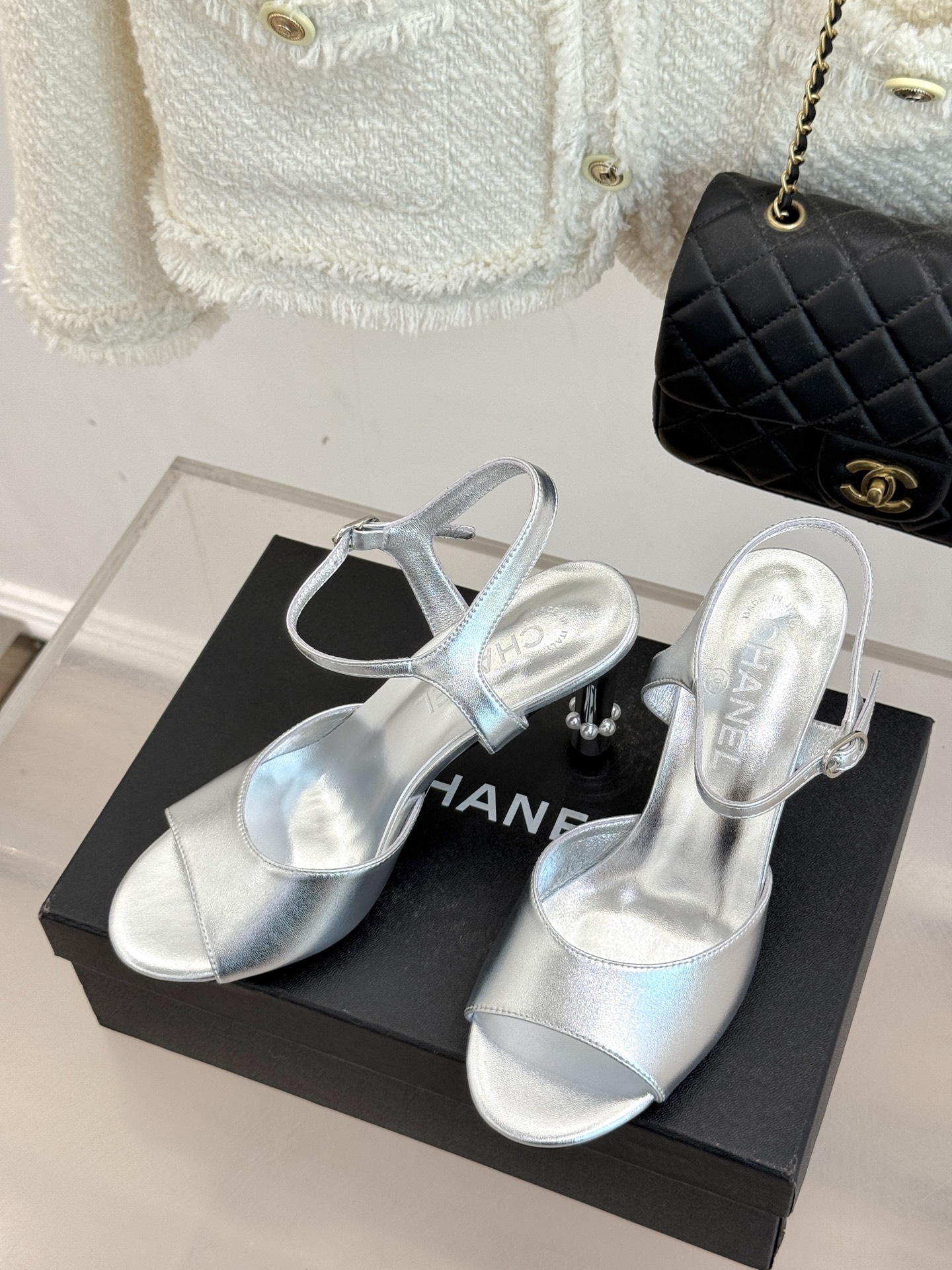 
CHANE* ｜小香25A春夏新品
性感珍珠跟高跟凉鞋
很经典百搭的设计  
无论什么场合都可以hol