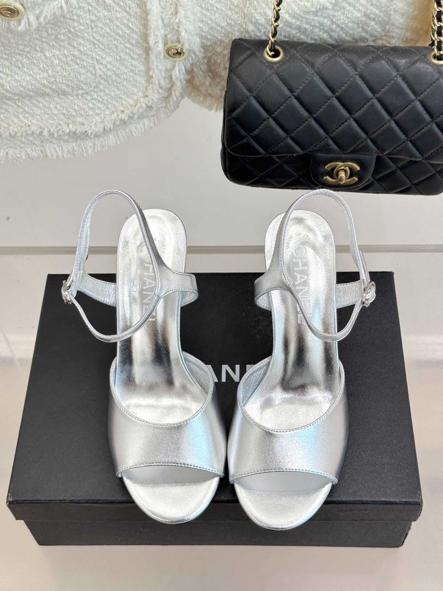 
CHANE* ｜小香25A春夏新品
性感珍珠跟高跟凉鞋
很经典百搭的设计  
无论什么场合都可以hol