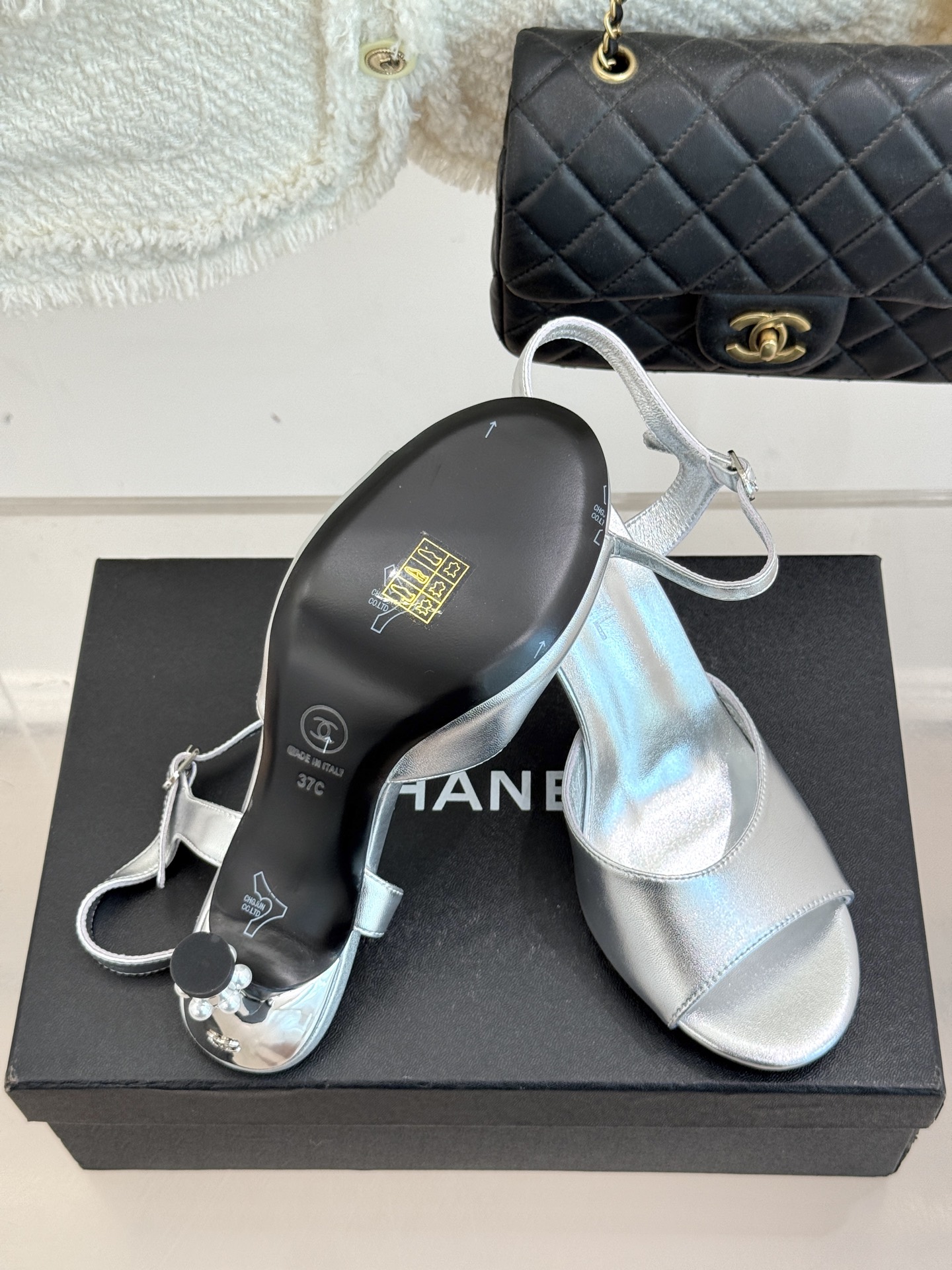 
CHANE* ｜小香25A春夏新品
性感珍珠跟高跟凉鞋
很经典百搭的设计  
无论什么场合都可以hol