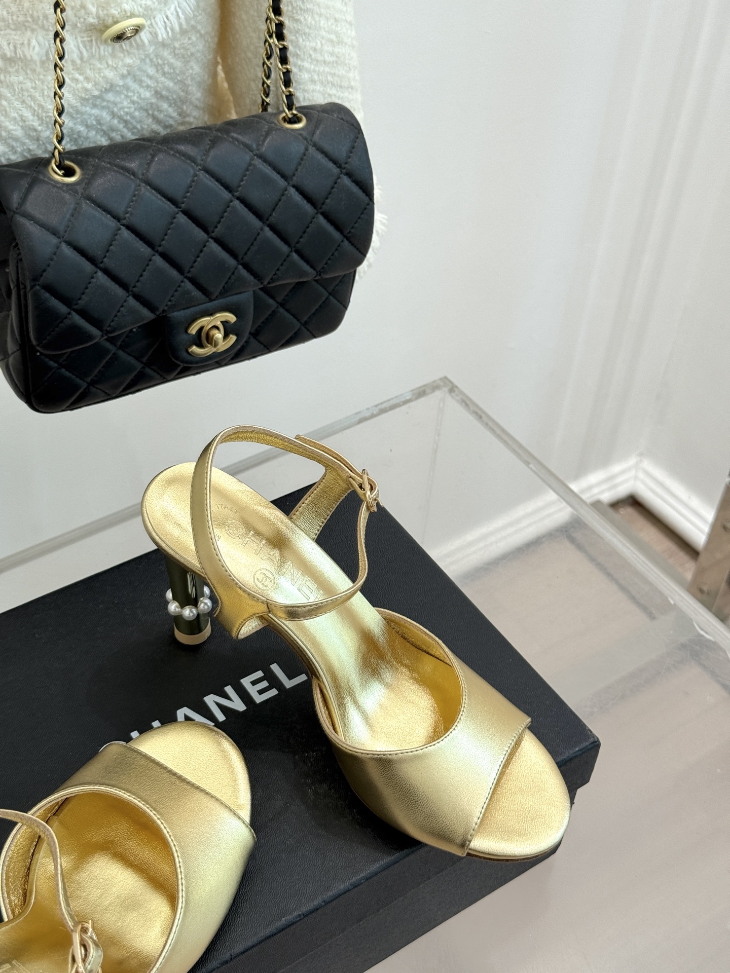 
CHANE* ｜小香25A春夏新品
性感珍珠跟高跟凉鞋
很经典百搭的设计  
无论什么场合都可以hol