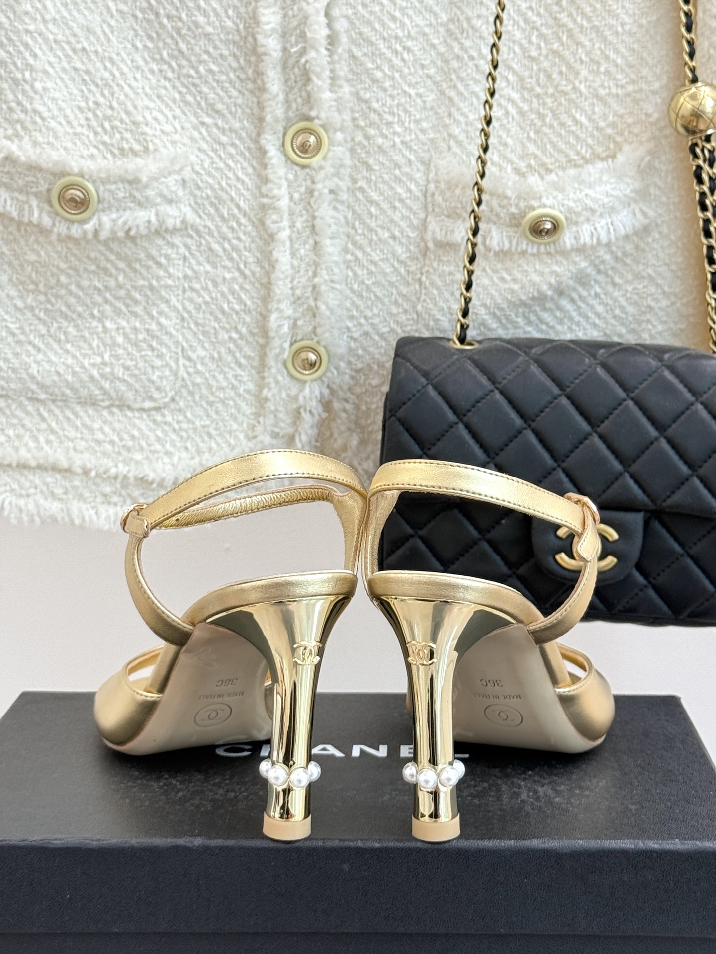 
CHANE* ｜小香25A春夏新品
性感珍珠跟高跟凉鞋
很经典百搭的设计  
无论什么场合都可以hol