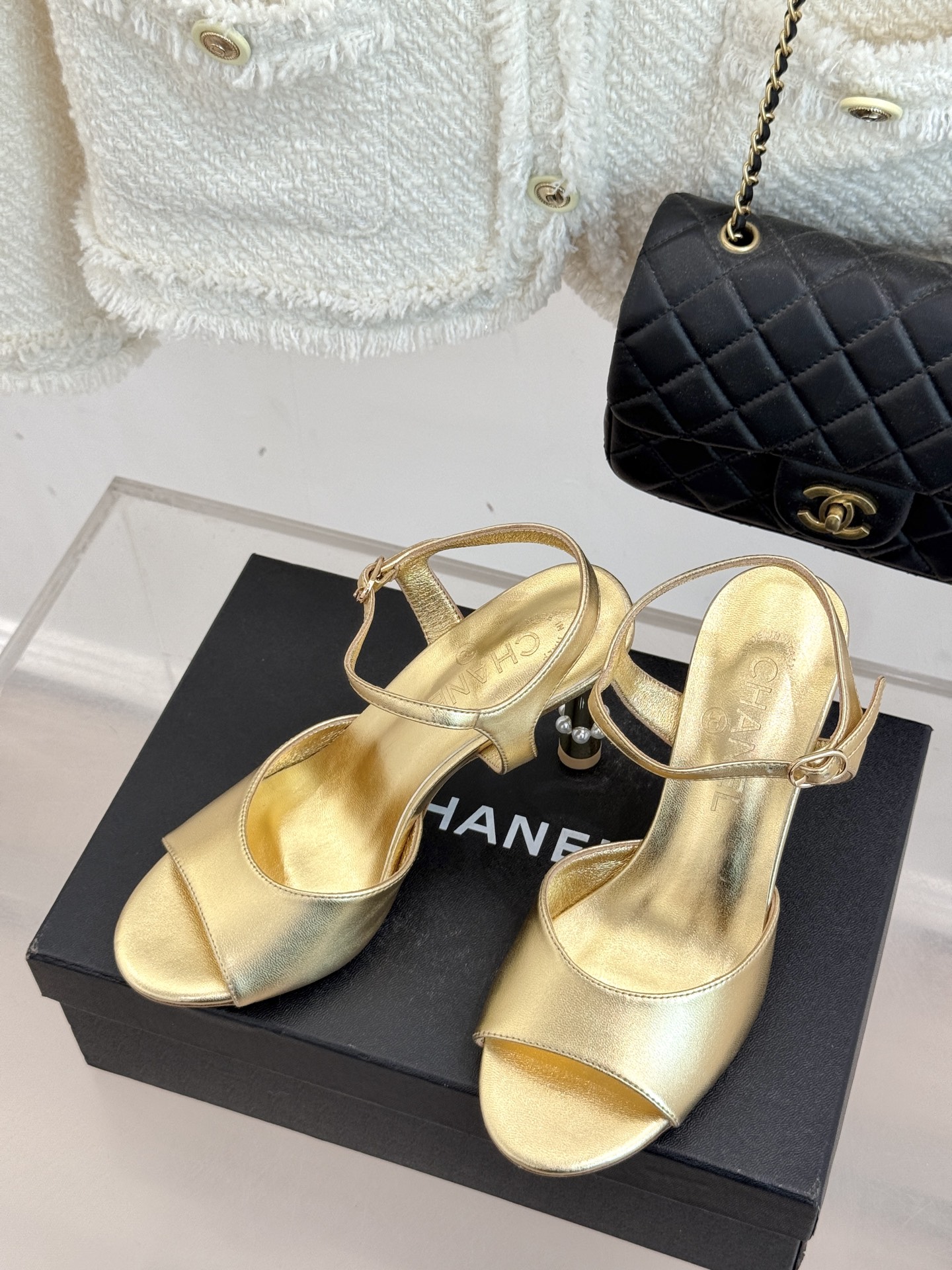 
CHANE* ｜小香25A春夏新品
性感珍珠跟高跟凉鞋
很经典百搭的设计  
无论什么场合都可以hol