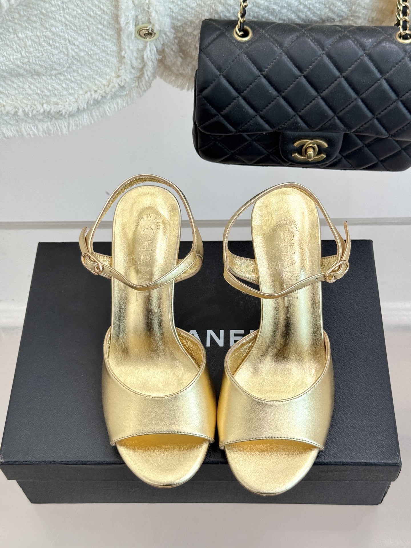 
CHANE* ｜小香25A春夏新品
性感珍珠跟高跟凉鞋
很经典百搭的设计  
无论什么场合都可以hol