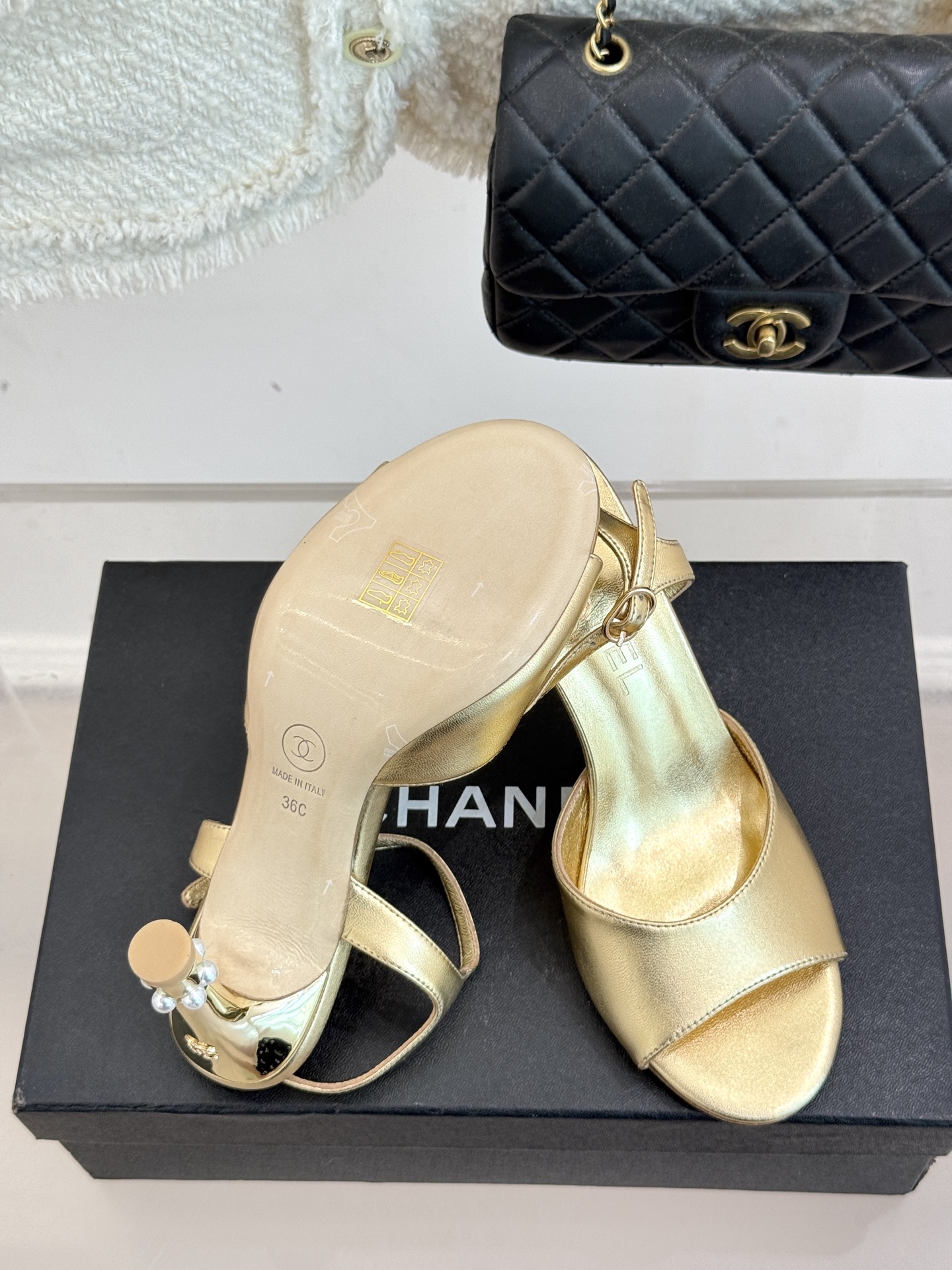
CHANE* ｜小香25A春夏新品
性感珍珠跟高跟凉鞋
很经典百搭的设计  
无论什么场合都可以hol
