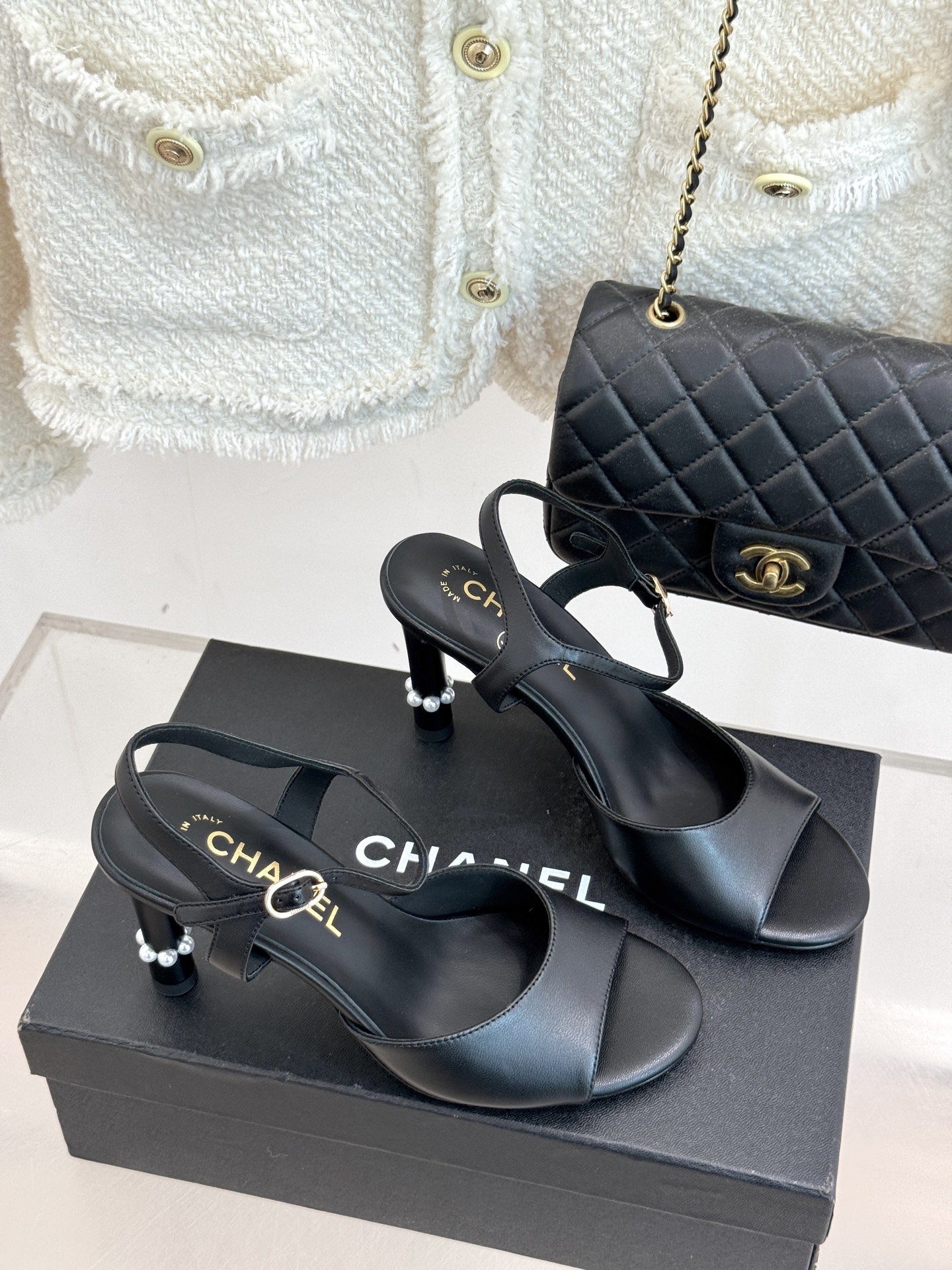 
CHANE* ｜小香25A春夏新品
性感珍珠跟高跟凉鞋
很经典百搭的设计  
无论什么场合都可以hol