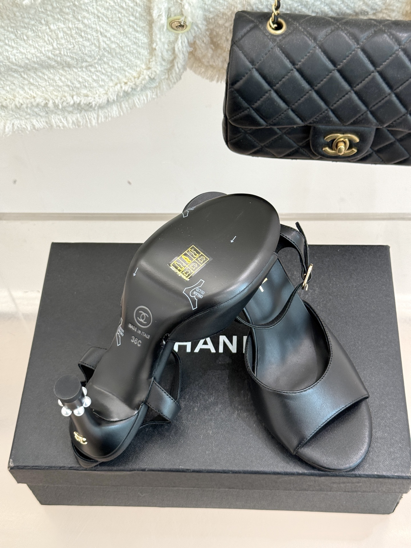 
CHANE* ｜小香25A春夏新品
性感珍珠跟高跟凉鞋
很经典百搭的设计  
无论什么场合都可以hol