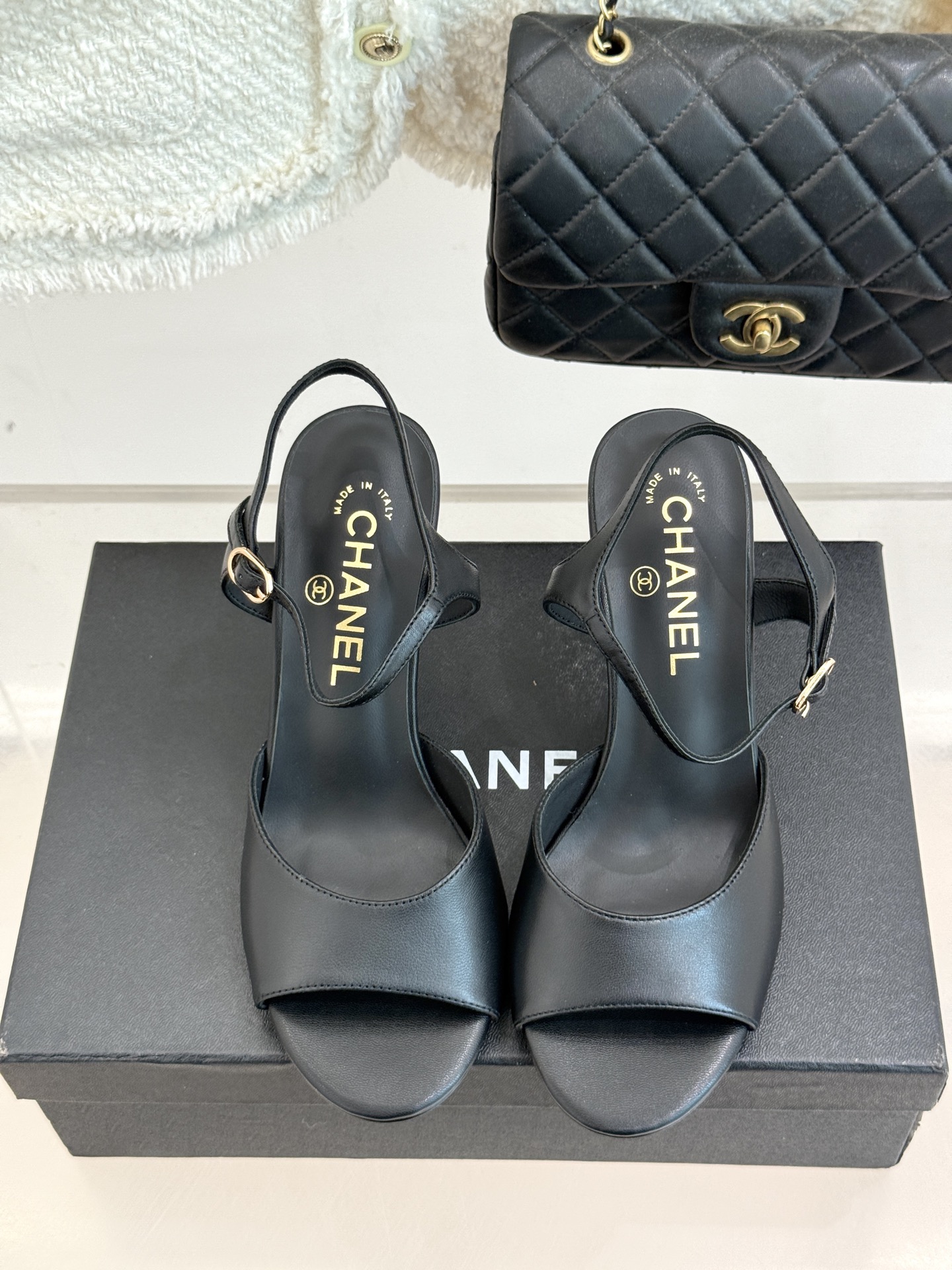 
CHANE* ｜小香25A春夏新品
性感珍珠跟高跟凉鞋
很经典百搭的设计  
无论什么场合都可以hol