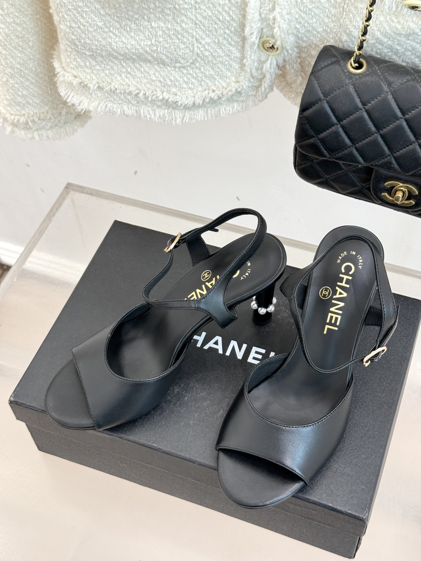 
CHANE* ｜小香25A春夏新品
性感珍珠跟高跟凉鞋
很经典百搭的设计  
无论什么场合都可以hol