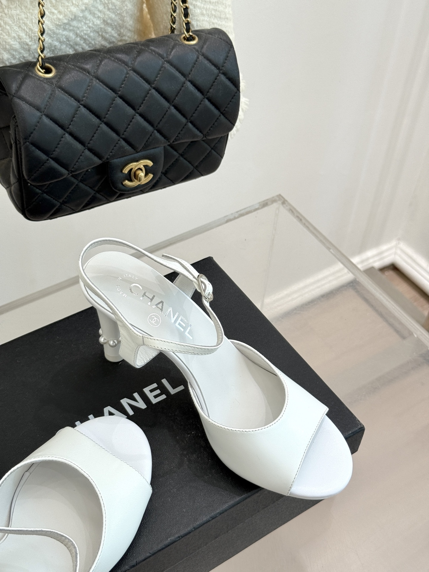 
CHANE* ｜小香25A春夏新品
性感珍珠跟高跟凉鞋
很经典百搭的设计  
无论什么场合都可以hol