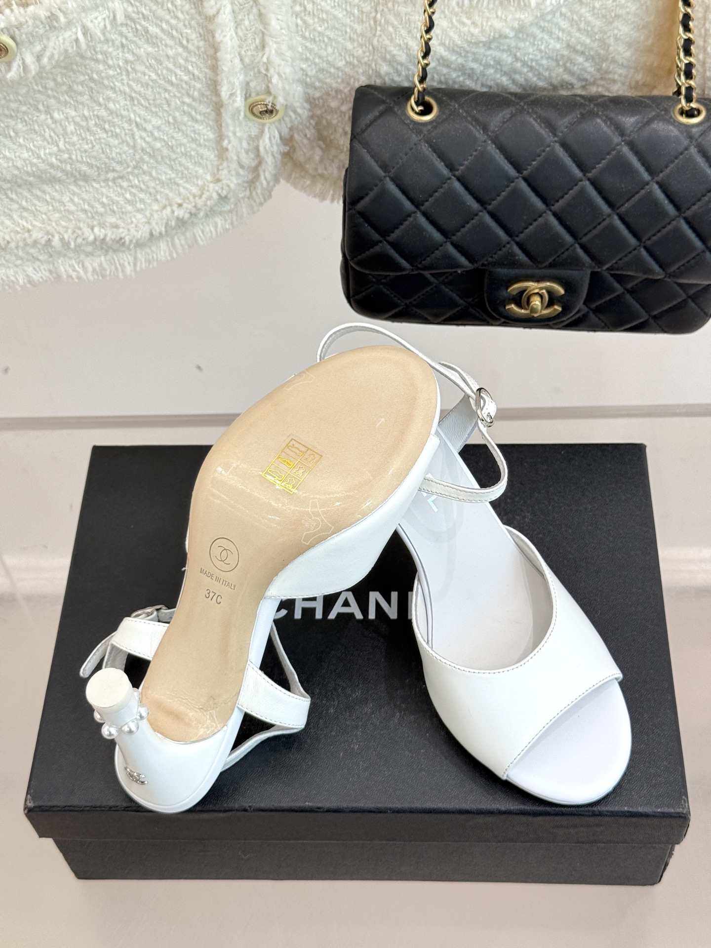 
CHANE* ｜小香25A春夏新品
性感珍珠跟高跟凉鞋
很经典百搭的设计  
无论什么场合都可以hol