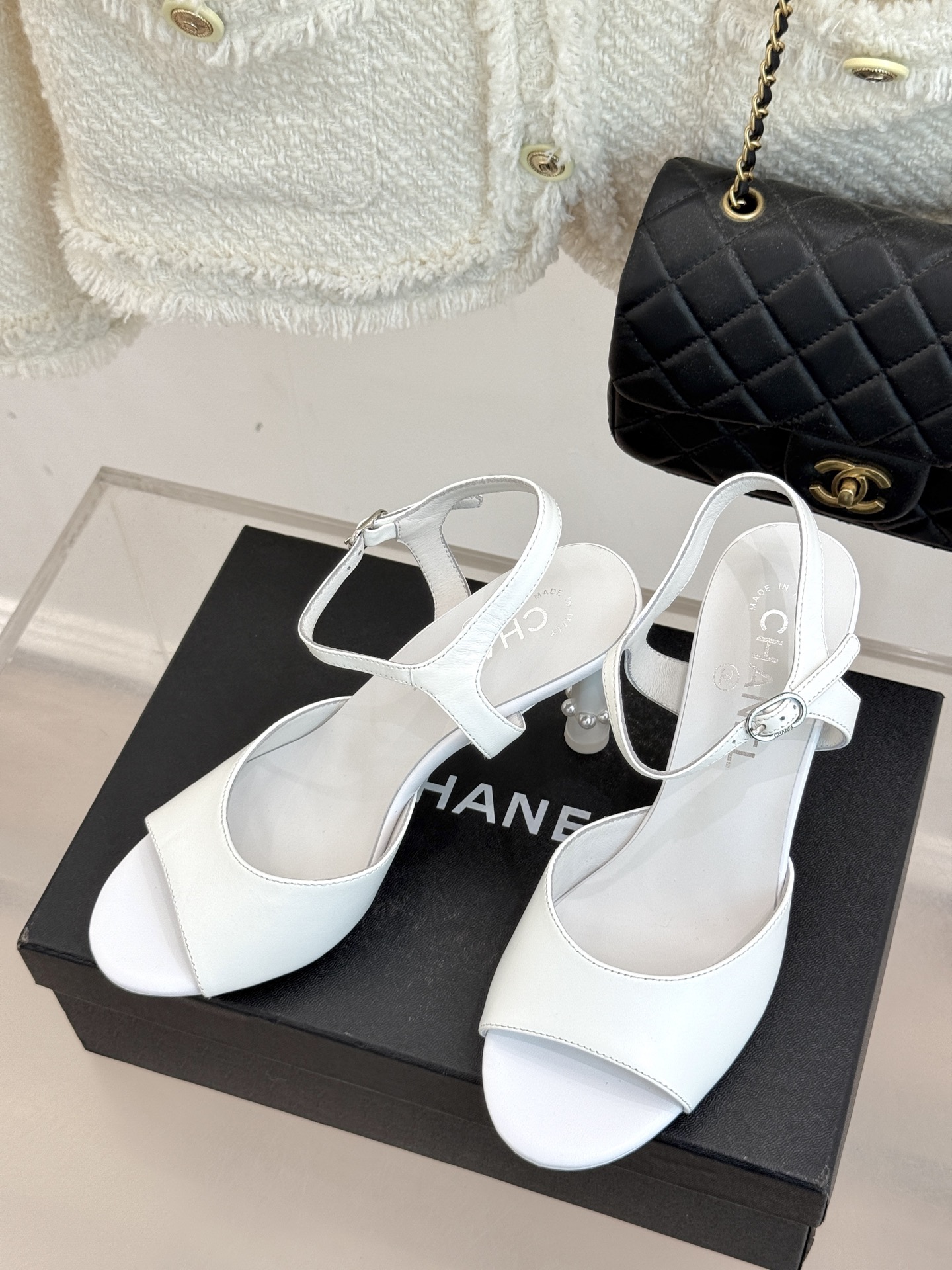 
CHANE* ｜小香25A春夏新品
性感珍珠跟高跟凉鞋
很经典百搭的设计  
无论什么场合都可以hol