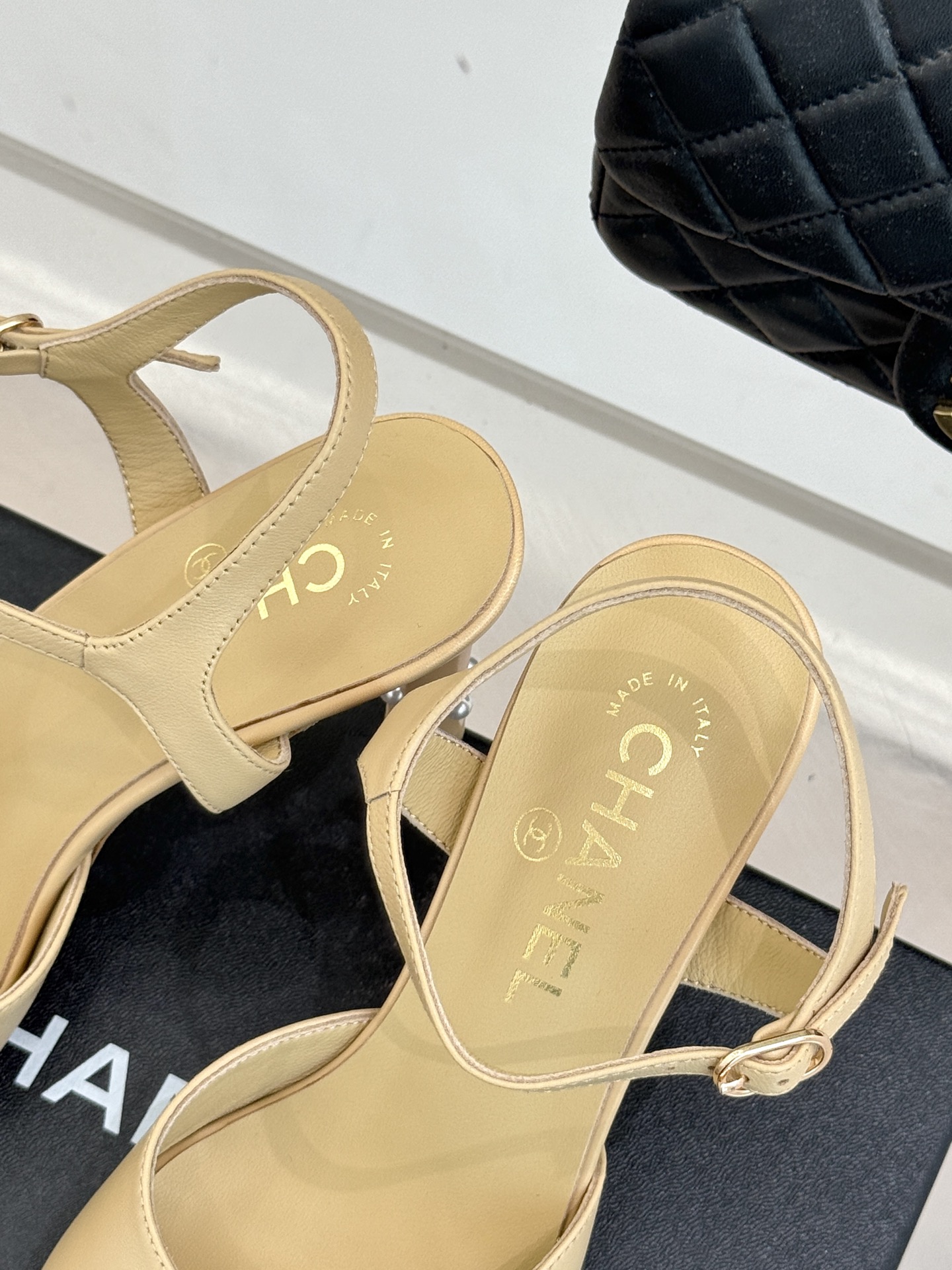 
CHANE* ｜小香25A春夏新品
性感珍珠跟高跟凉鞋
很经典百搭的设计  
无论什么场合都可以hol