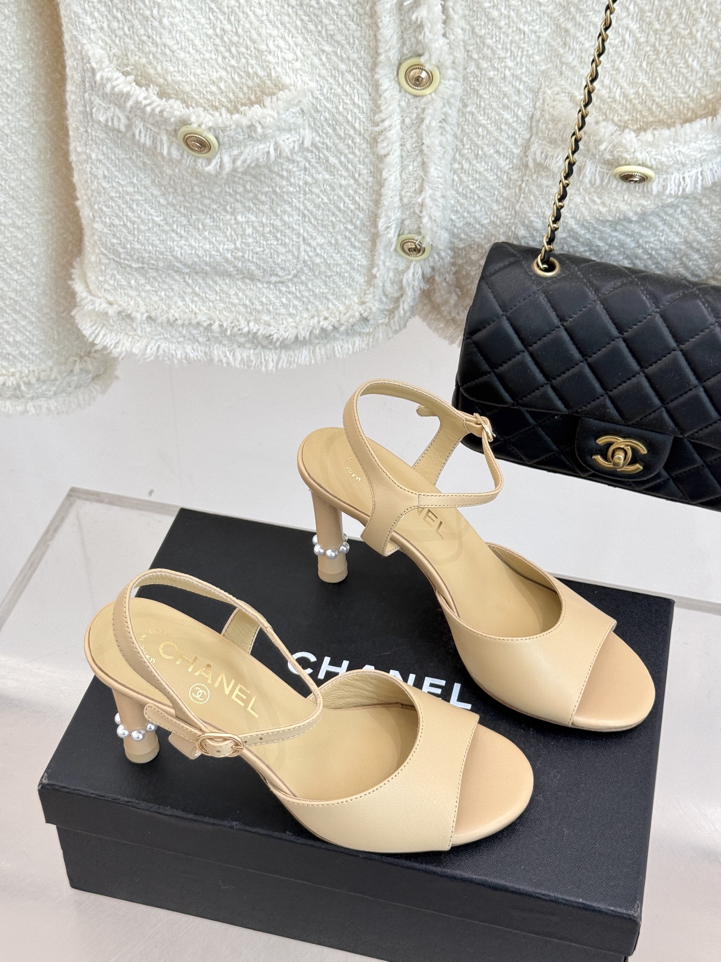 
CHANE* ｜小香25A春夏新品
性感珍珠跟高跟凉鞋
很经典百搭的设计  
无论什么场合都可以hol
