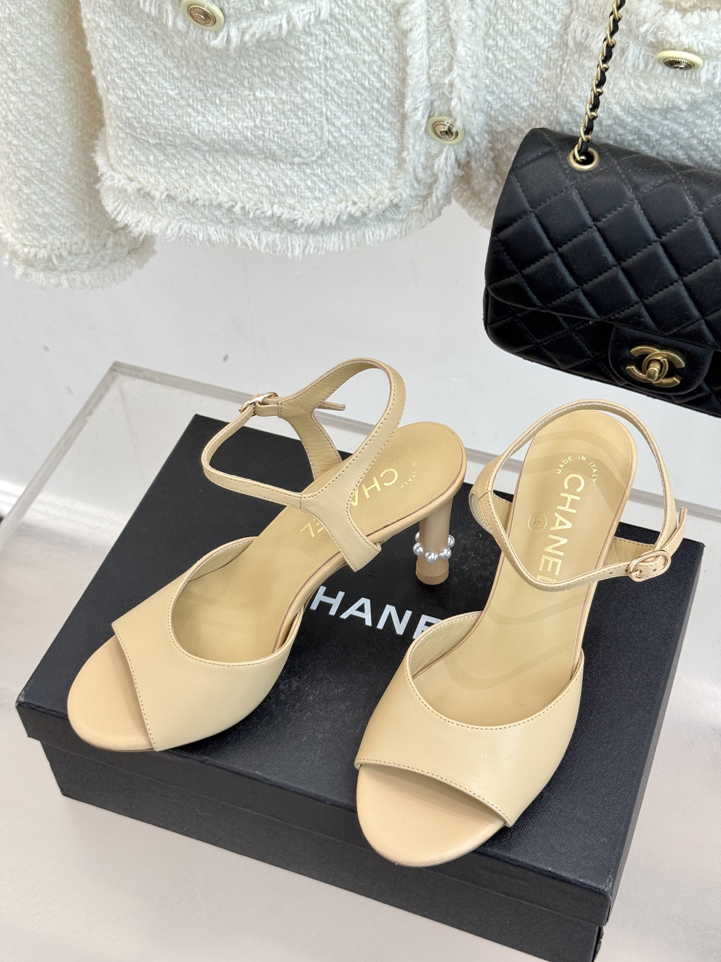 
CHANE* ｜小香25A春夏新品
性感珍珠跟高跟凉鞋
很经典百搭的设计  
无论什么场合都可以hol