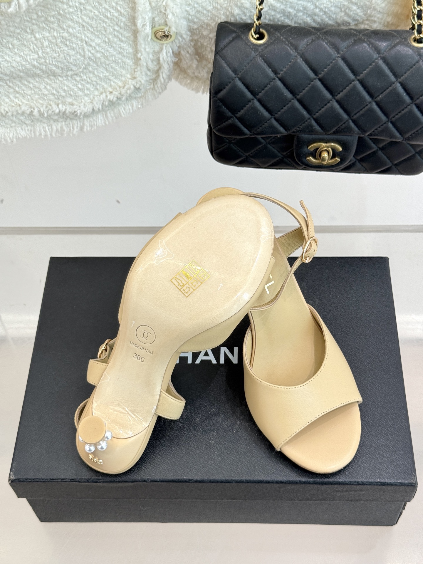 
CHANE* ｜小香25A春夏新品
性感珍珠跟高跟凉鞋
很经典百搭的设计  
无论什么场合都可以hol