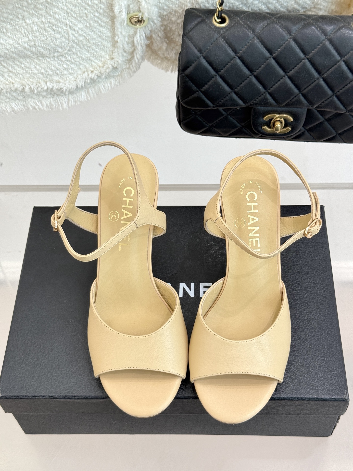 
CHANE* ｜小香25A春夏新品
性感珍珠跟高跟凉鞋
很经典百搭的设计  
无论什么场合都可以hol