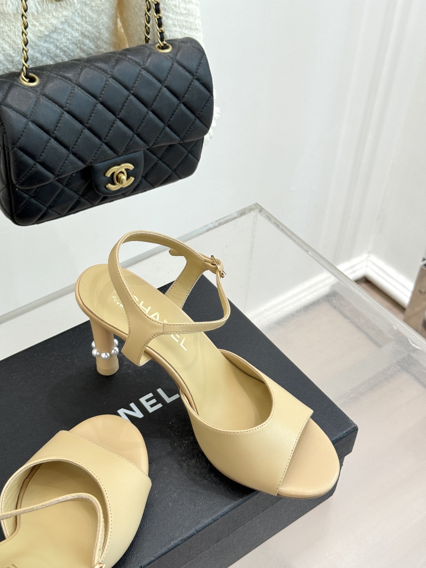 
CHANE* ｜小香25A春夏新品
性感珍珠跟高跟凉鞋
很经典百搭的设计  
无论什么场合都可以hol