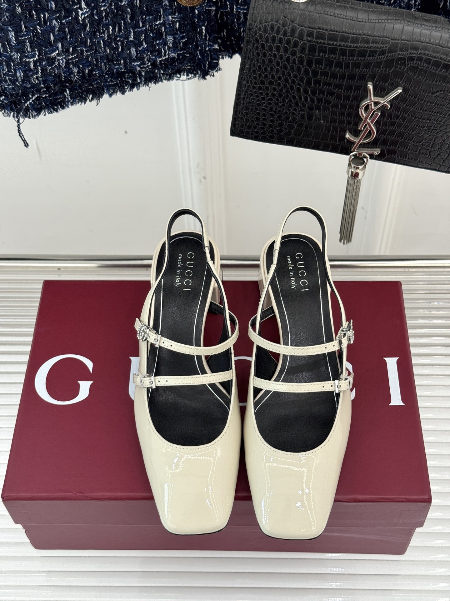 
Gucci/古驰25ss水钻双G粗跟方头
后空凉鞋
简直是时尚圈的一颗重磅炸弹💥 
方头设计复古又时髦
