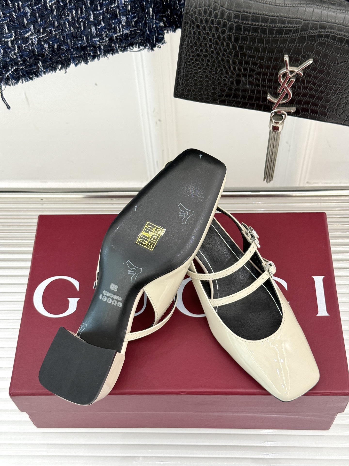
Gucci/古驰25ss水钻双G粗跟方头
后空凉鞋
简直是时尚圈的一颗重磅炸弹💥 
方头设计复古又时髦