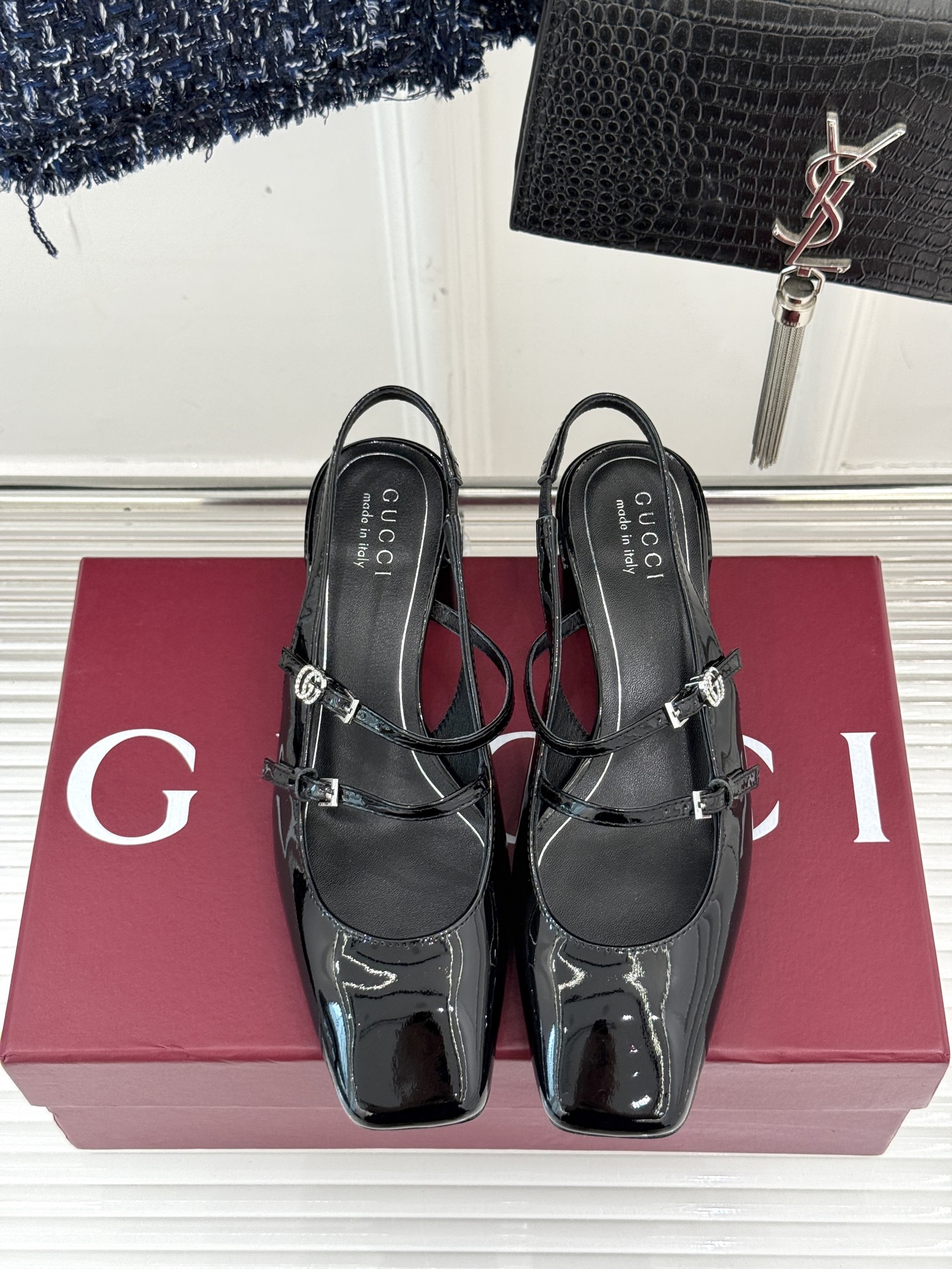
Gucci/古驰25ss水钻双G粗跟方头
后空凉鞋
简直是时尚圈的一颗重磅炸弹💥 
方头设计复古又时髦