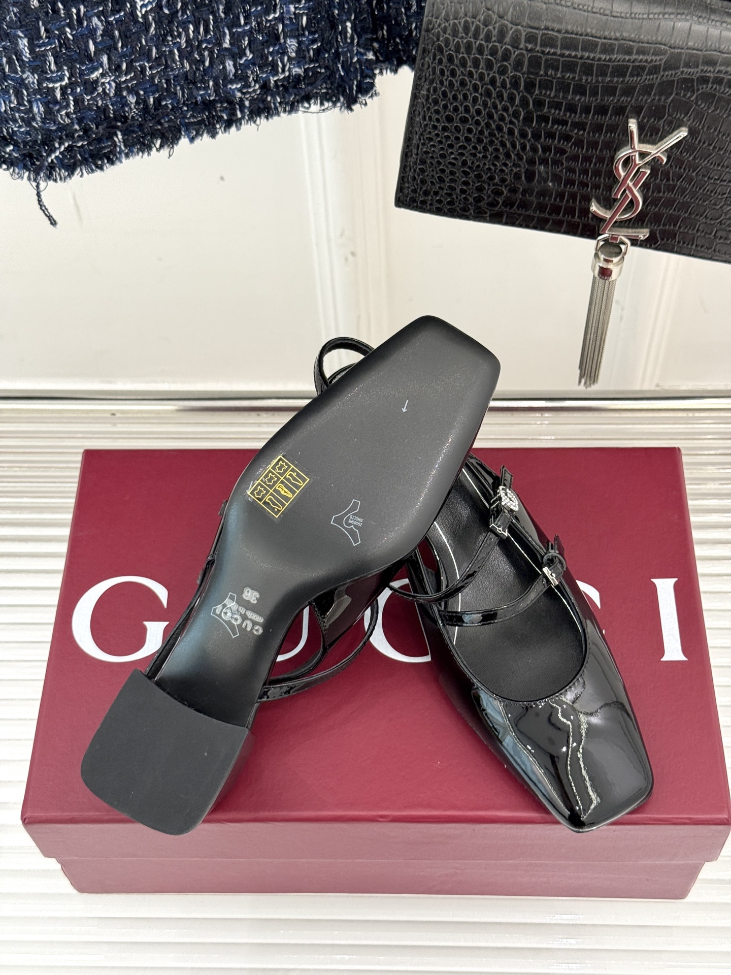 
Gucci/古驰25ss水钻双G粗跟方头
后空凉鞋
简直是时尚圈的一颗重磅炸弹💥 
方头设计复古又时髦