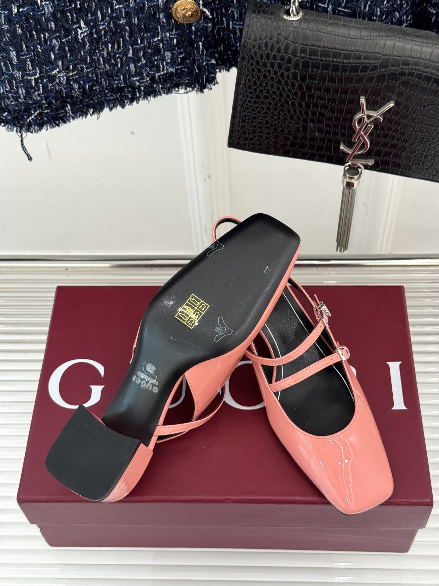 
Gucci/古驰25ss水钻双G粗跟方头
后空凉鞋
简直是时尚圈的一颗重磅炸弹💥 
方头设计复古又时髦