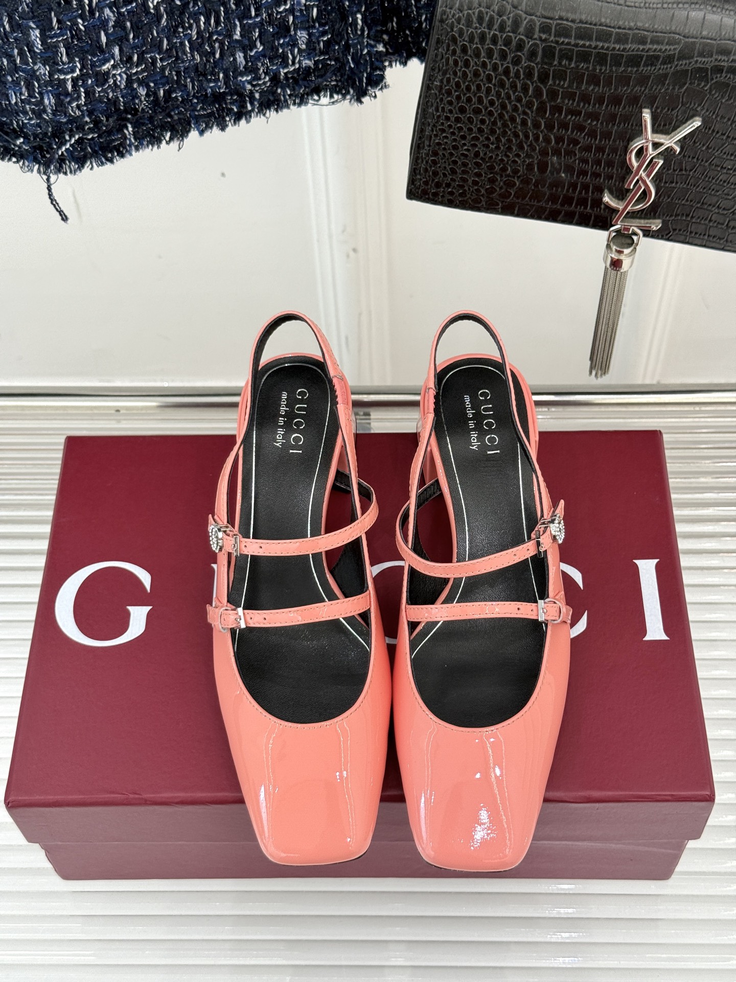 
Gucci/古驰25ss水钻双G粗跟方头
后空凉鞋
简直是时尚圈的一颗重磅炸弹💥 
方头设计复古又时髦