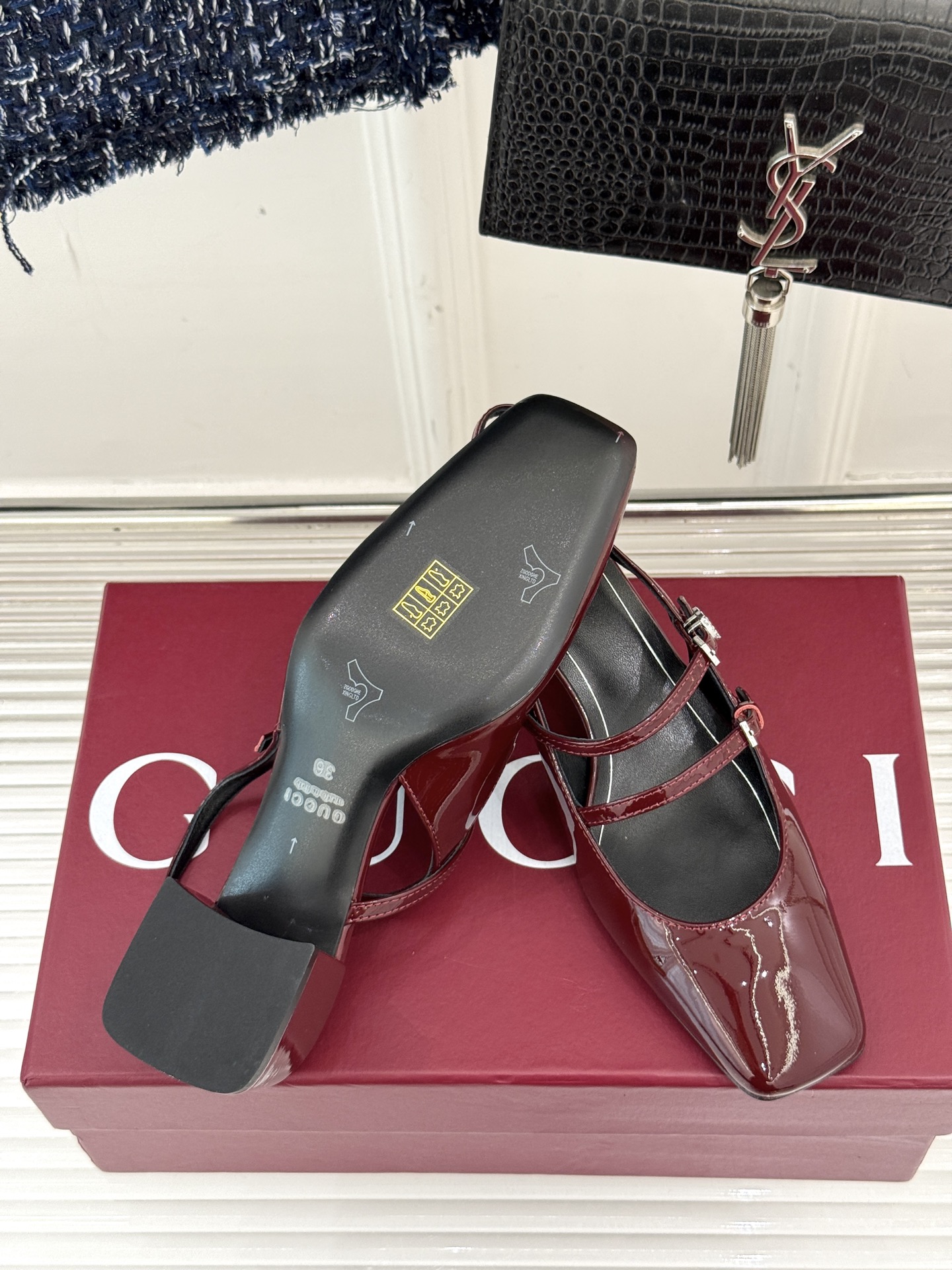 
Gucci/古驰25ss水钻双G粗跟方头
后空凉鞋
简直是时尚圈的一颗重磅炸弹💥 
方头设计复古又时髦