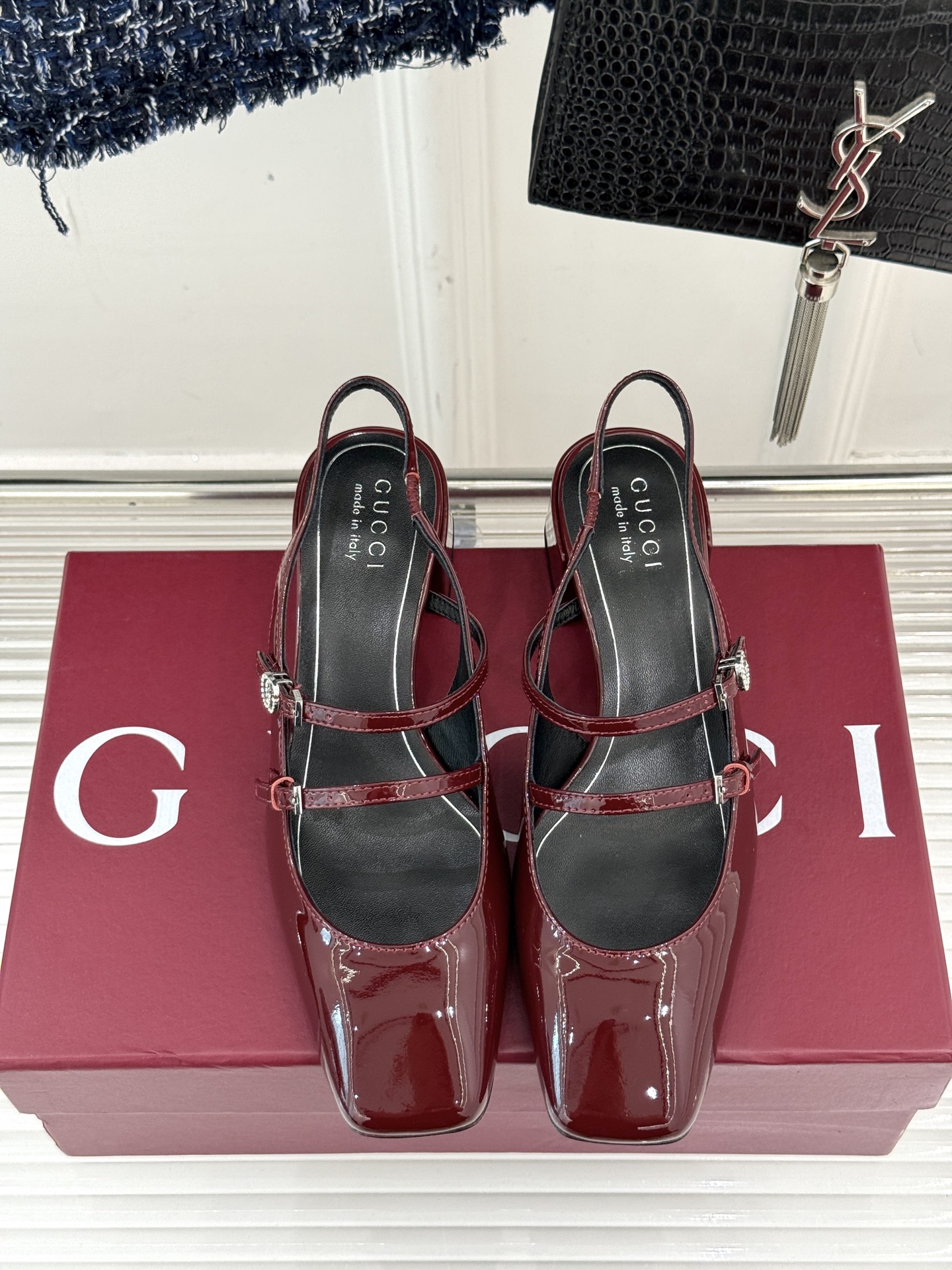 
Gucci/古驰25ss水钻双G粗跟方头
后空凉鞋
简直是时尚圈的一颗重磅炸弹💥 
方头设计复古又时髦