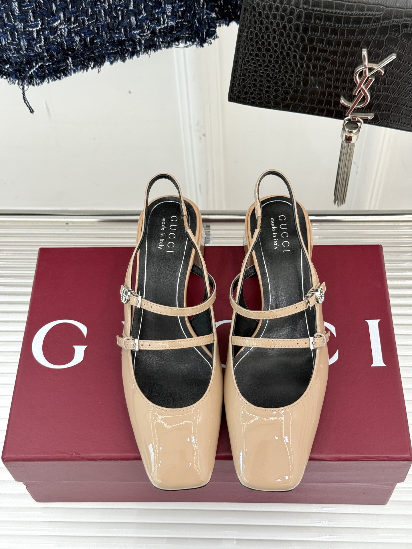 
Gucci/古驰25ss水钻双G粗跟方头
后空凉鞋
简直是时尚圈的一颗重磅炸弹💥 
方头设计复古又时髦