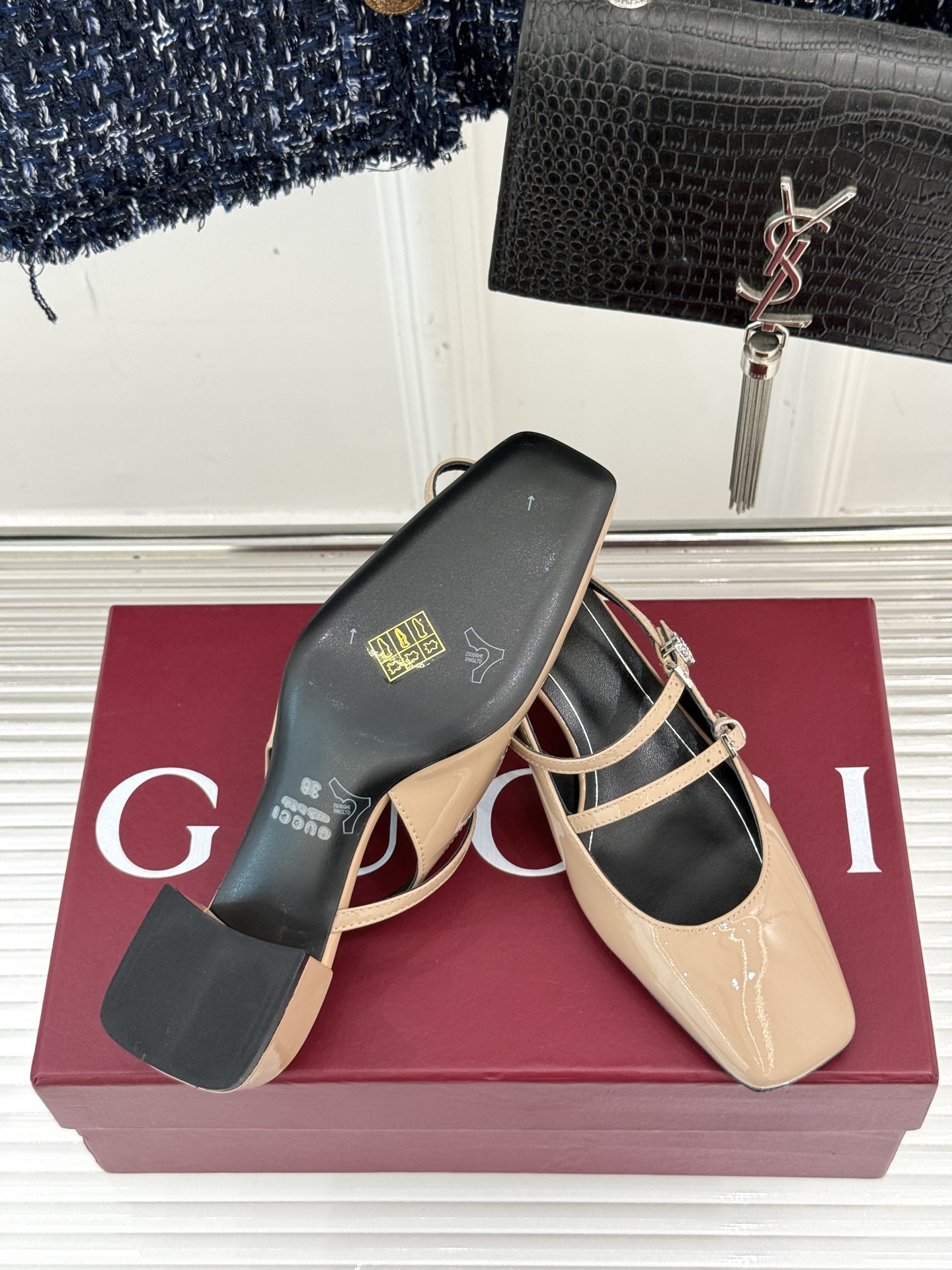 
Gucci/古驰25ss水钻双G粗跟方头
后空凉鞋
简直是时尚圈的一颗重磅炸弹💥 
方头设计复古又时髦
