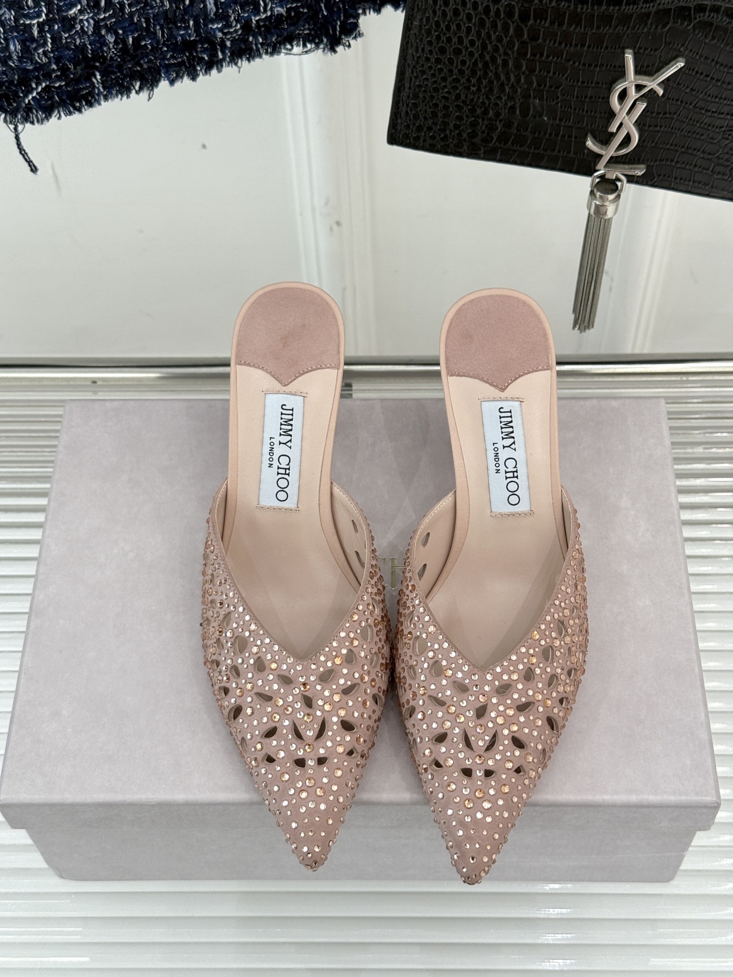 Jimmy Choo|吉米周25ss秋季新品
镂空水钻猫跟拖鞋
夏日浪漫 被这双水钻拖鞋狠狠拿捏!
鞋