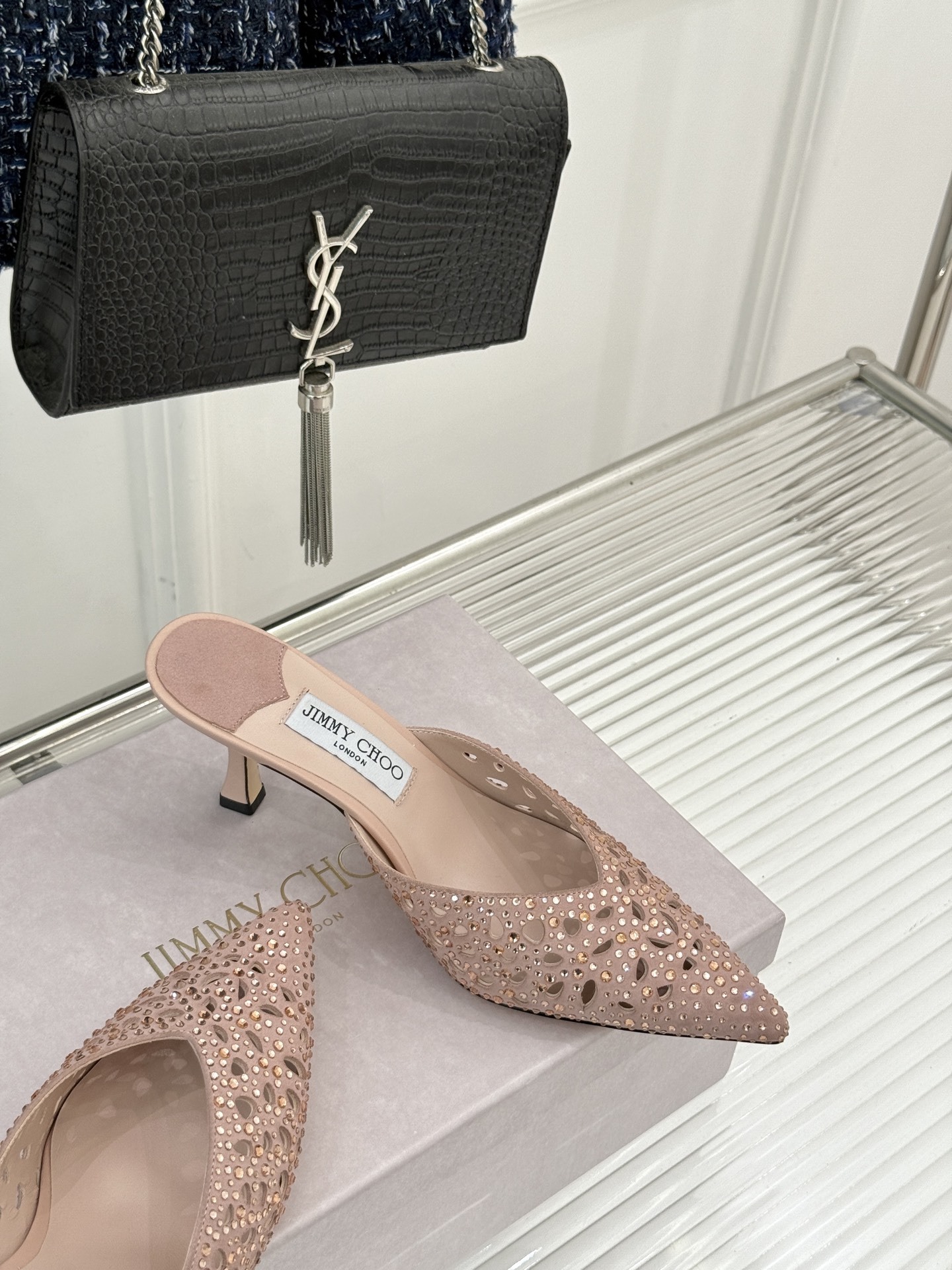 Jimmy Choo|吉米周25ss秋季新品
镂空水钻猫跟拖鞋
夏日浪漫 被这双水钻拖鞋狠狠拿捏!
鞋