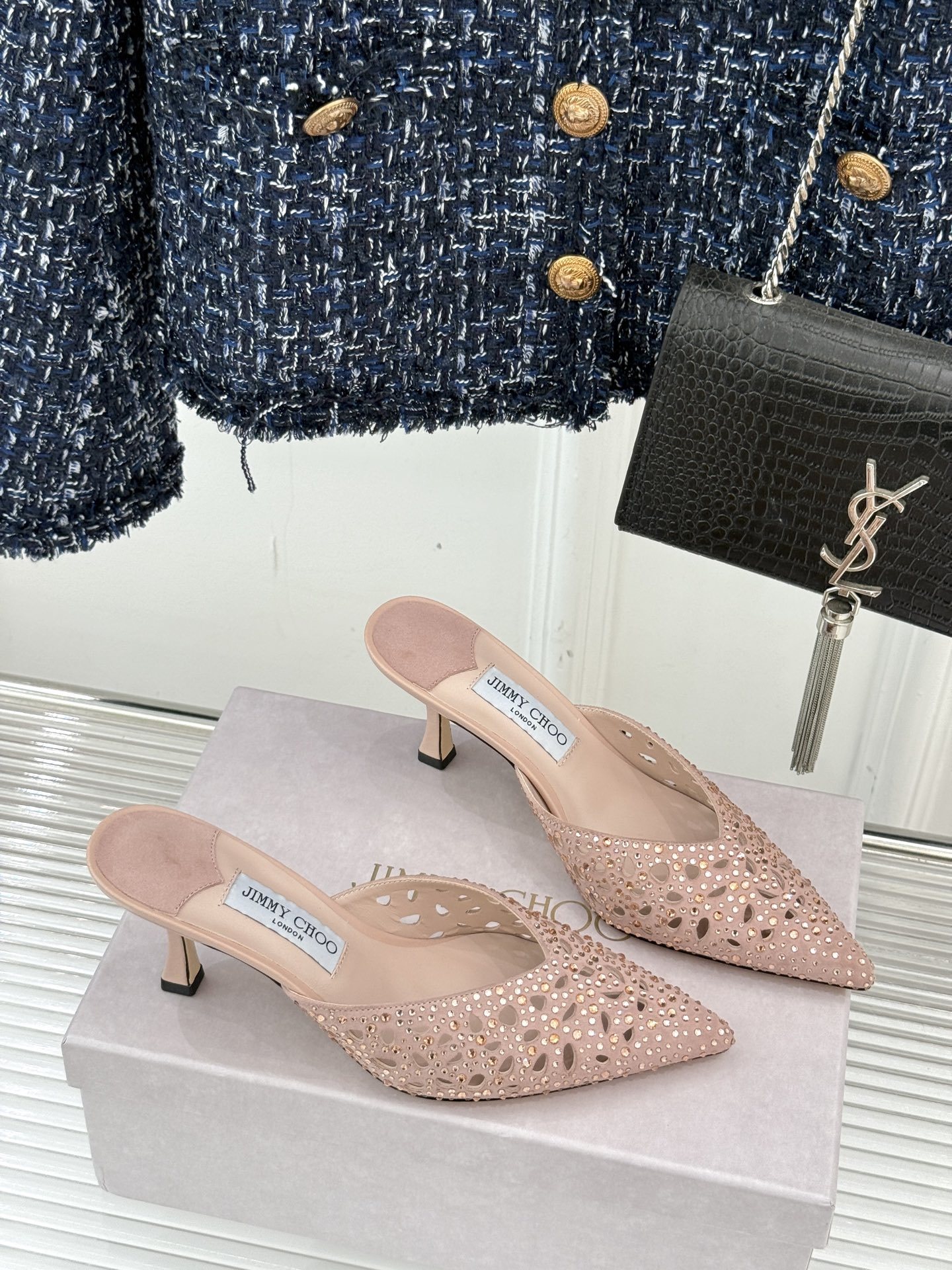 Jimmy Choo|吉米周25ss秋季新品
镂空水钻猫跟拖鞋
夏日浪漫 被这双水钻拖鞋狠狠拿捏!
鞋