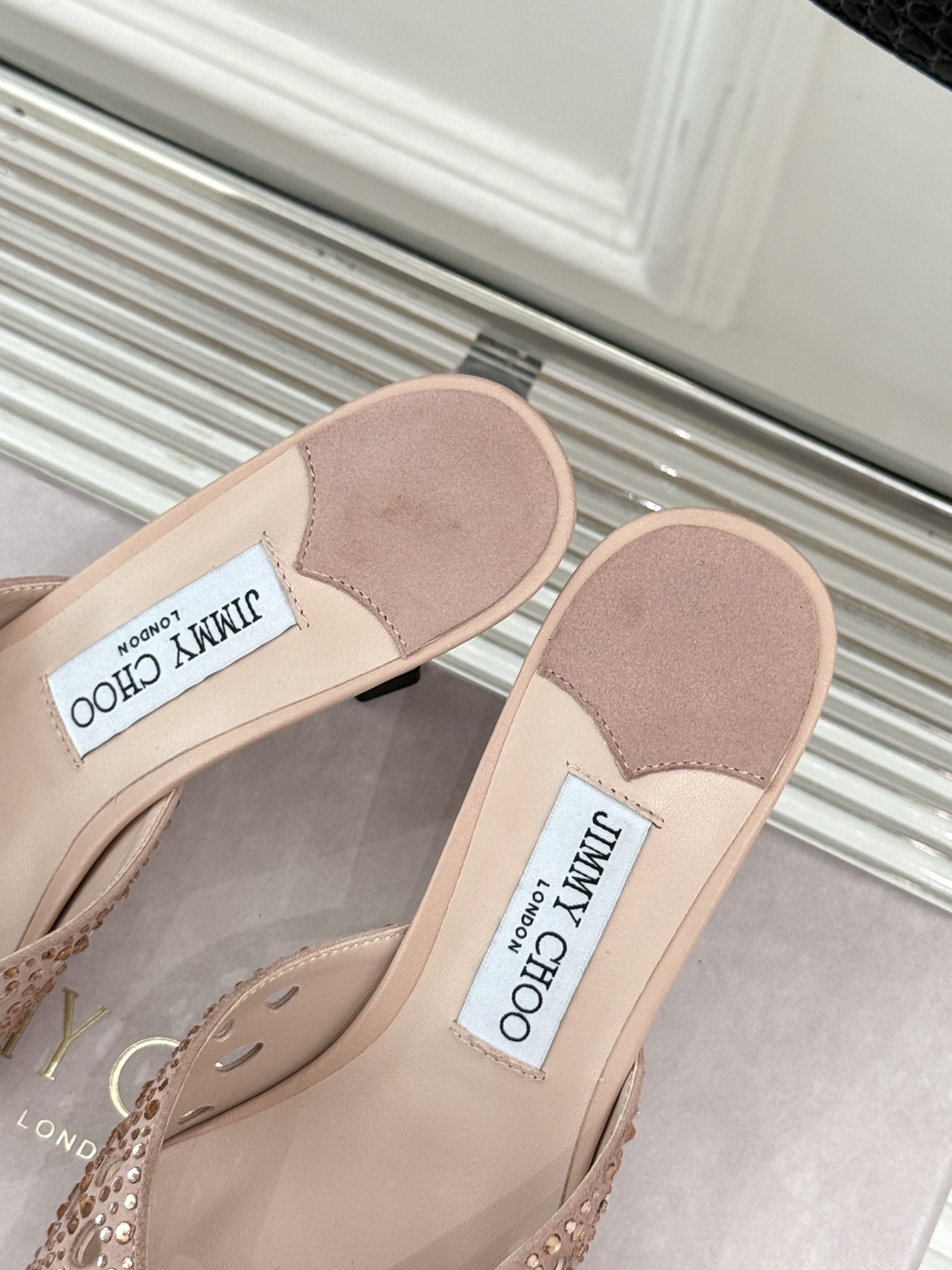 Jimmy Choo|吉米周25ss秋季新品
镂空水钻猫跟拖鞋
夏日浪漫 被这双水钻拖鞋狠狠拿捏!
鞋
