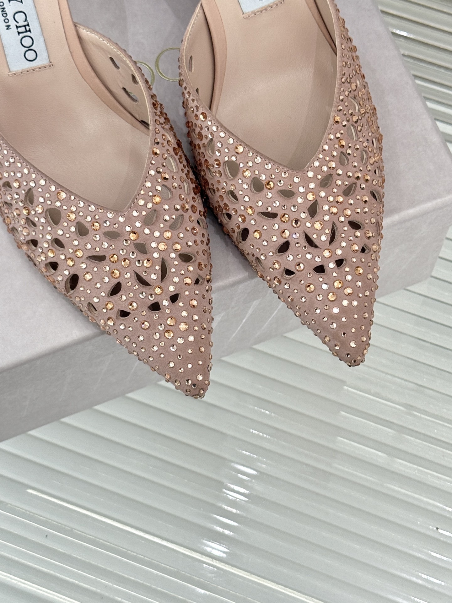 Jimmy Choo|吉米周25ss秋季新品
镂空水钻猫跟拖鞋
夏日浪漫 被这双水钻拖鞋狠狠拿捏!
鞋