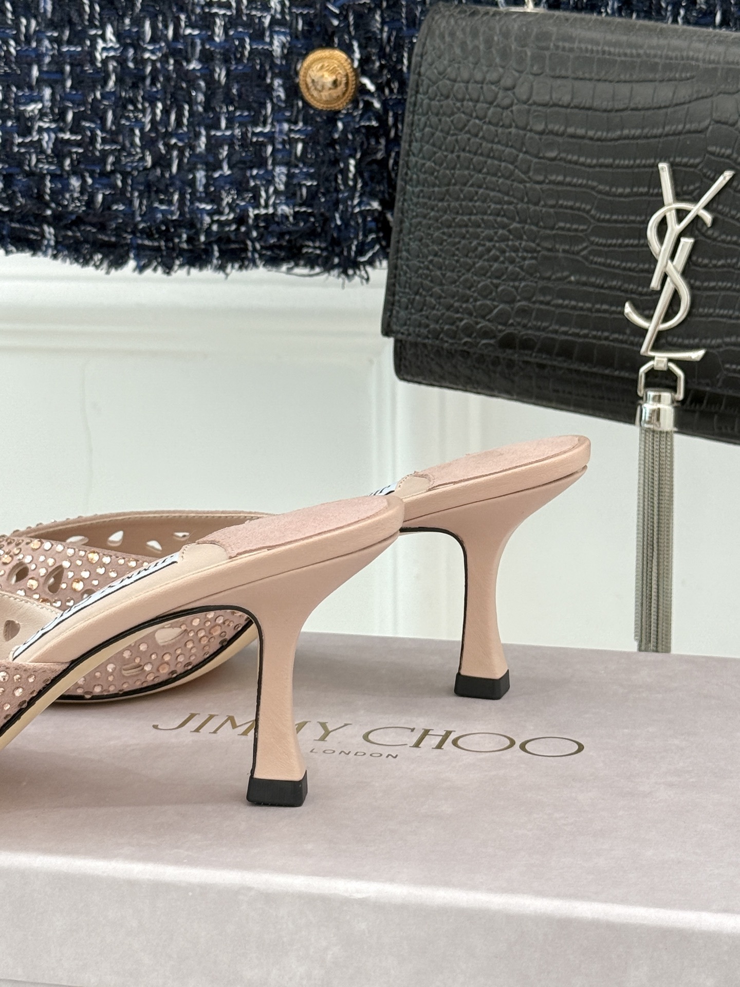 Jimmy Choo|吉米周25ss秋季新品
镂空水钻猫跟拖鞋
夏日浪漫 被这双水钻拖鞋狠狠拿捏!
鞋