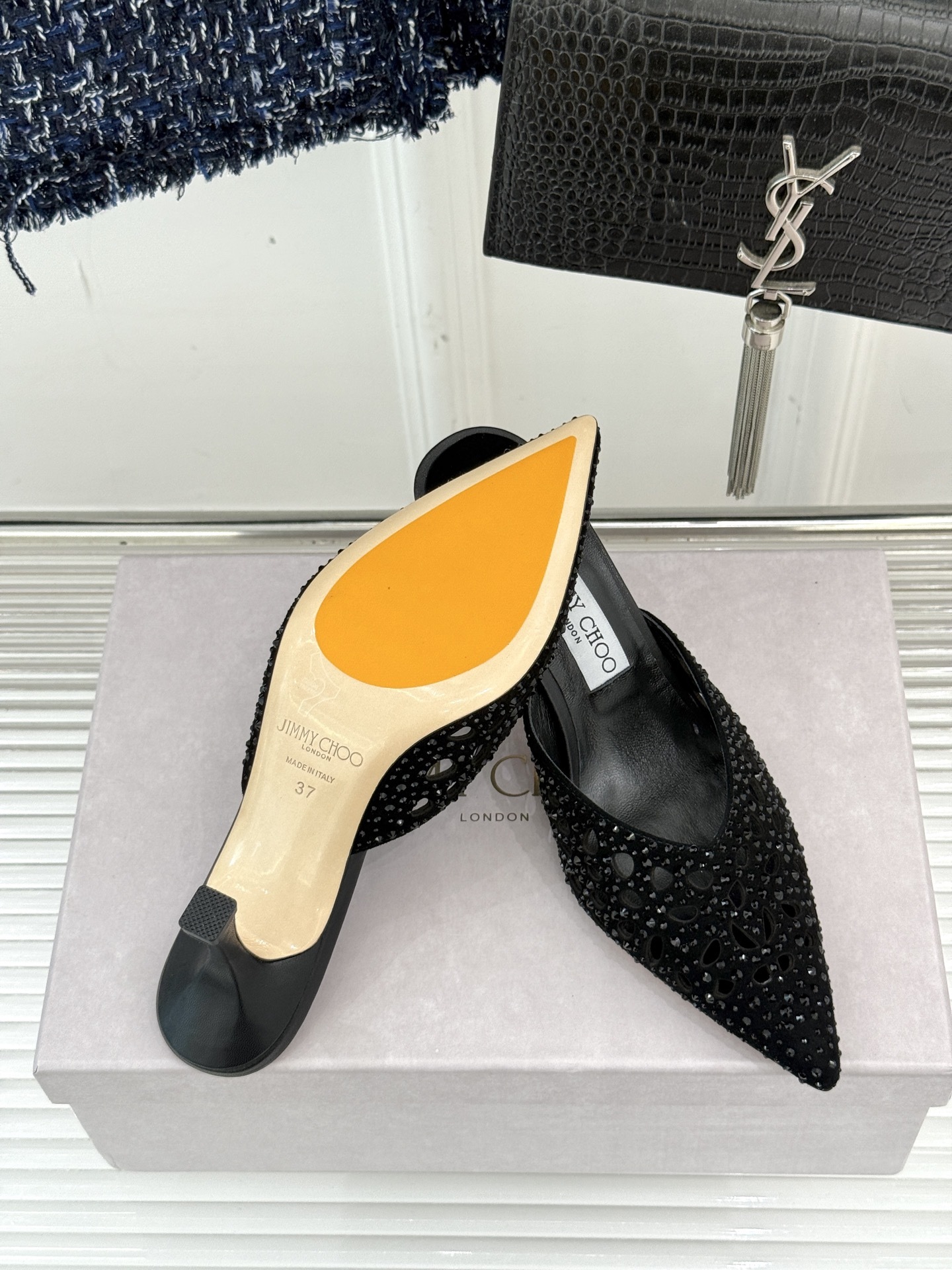 Jimmy Choo|吉米周25ss秋季新品
镂空水钻猫跟拖鞋
夏日浪漫 被这双水钻拖鞋狠狠拿捏!
鞋