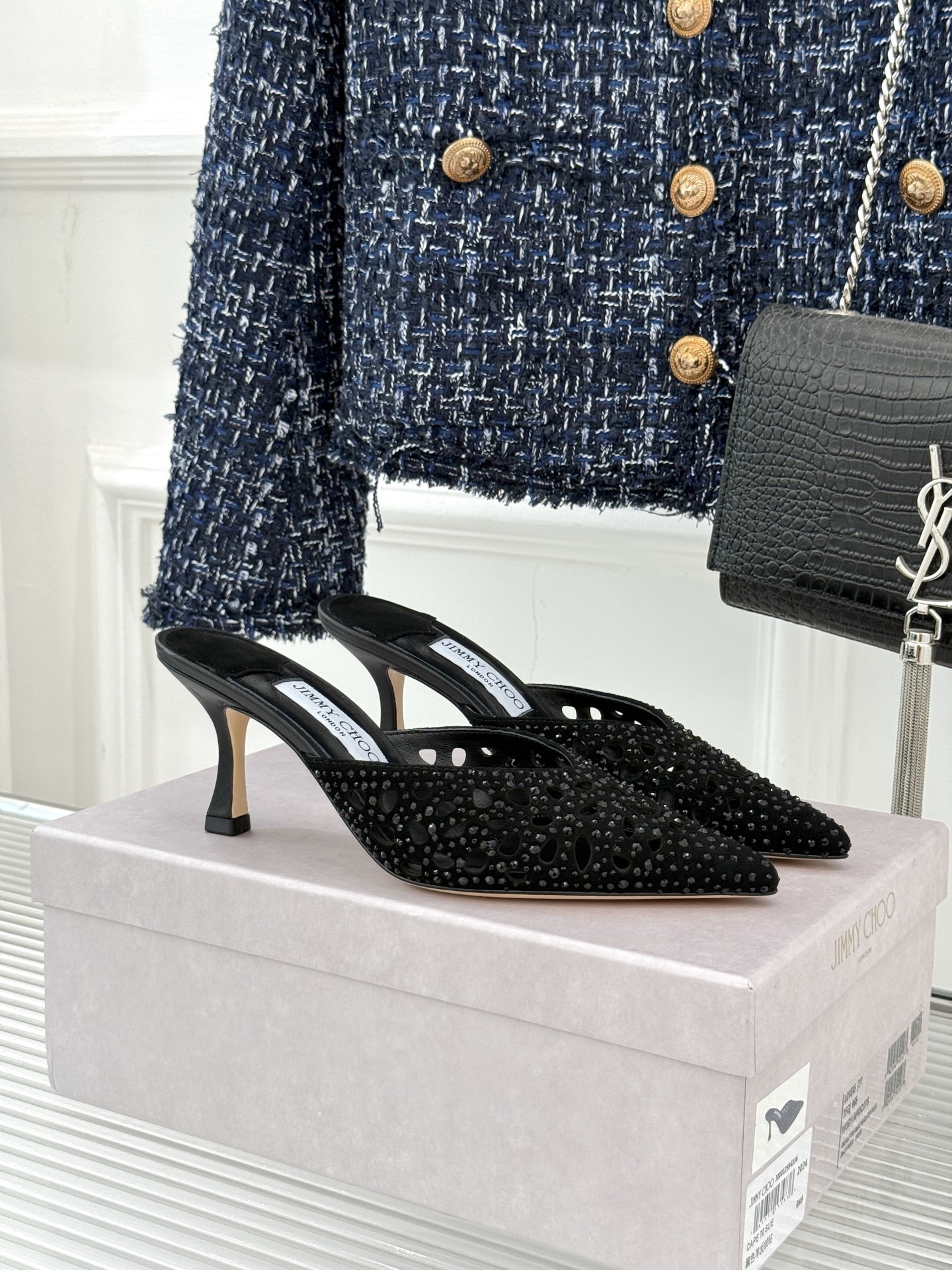 Jimmy Choo|吉米周25ss秋季新品
镂空水钻猫跟拖鞋
夏日浪漫 被这双水钻拖鞋狠狠拿捏!
鞋