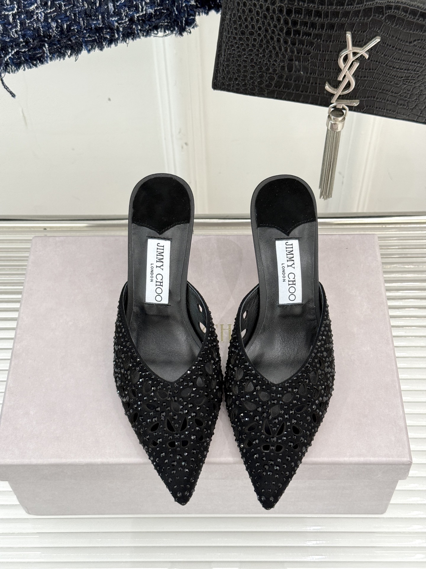 Jimmy Choo|吉米周25ss秋季新品
镂空水钻猫跟拖鞋
夏日浪漫 被这双水钻拖鞋狠狠拿捏!
鞋